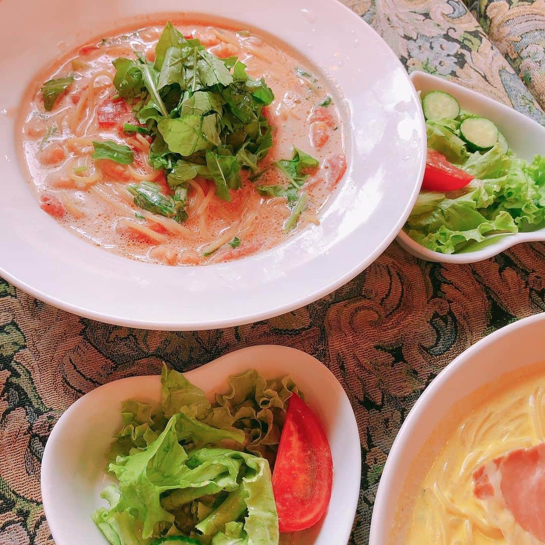 maiii0301さんのインスタグラム写真 - (maiii0301Instagram)「#シャンドール #半田カフェ #ランチ #パスタ #サラダ #外観 #グリーン ━︎━︎━︎━︎━︎━︎━︎━︎━︎━︎━︎━︎━︎━︎━︎━︎━︎━︎━︎━︎ せっかく来れたので、ボリューミーでしたが、パスタを頂きみんなでパフェまでの気合い充分でした😍♡ ━︎━︎━︎━︎━︎━︎━︎━︎━︎━︎━︎━︎━︎━︎━︎━︎━︎━︎━︎━︎ 食べても食べても‥へらなかったたっぷりパスタ😂✨ パフェのみならず食事も、メニュー豊富で美味しい💕 ━︎━︎━︎━︎━︎━︎━︎━︎━︎━︎━︎━︎━︎━︎━︎━︎━︎━︎━︎━︎ あ、ちなみに、私は生ハムののったカボチャクリームソースにしましたが、美味しかったです❣️ ━︎━︎━︎━︎━︎━︎━︎━︎━︎━︎━︎━︎━︎━︎━︎━︎━︎━︎━︎━︎ パスタは、メニューがありすぎてしぼるのに必死😂🙌 定番で行くか、挑戦してみるか‥も迷うところですね。 ━︎━︎━︎━︎━︎━︎━︎━︎━︎━︎━︎━︎━︎━︎━︎━︎━︎━︎━︎━︎ 一緒に行った仲間は（今回はあと2人は来られなかったけど）3年前のmon chou chou*maiのスタートとなる初めての、自宅レッスンを練習させてもらったママ仲間❤️ 感慨深く感謝✨🙏😭✨✨ 当時、役員さん会長&副会長を務めたり、42.195㎞フルマラソンを完走したりなどなど感心ばかり♡ 私はスッとぼけてるけど😂愛想も尽かさず定期的に集まって色々話せる仲間がありがたい😭❤️✨ ━︎━︎━︎━︎━︎━︎━︎━︎━︎━︎━︎━︎━︎━︎━︎━︎━︎━︎━︎━︎ 夏休みを乗り越えて2学期に また次回も楽しみでーす☺️💓」7月19日 21時01分 - maiii0301