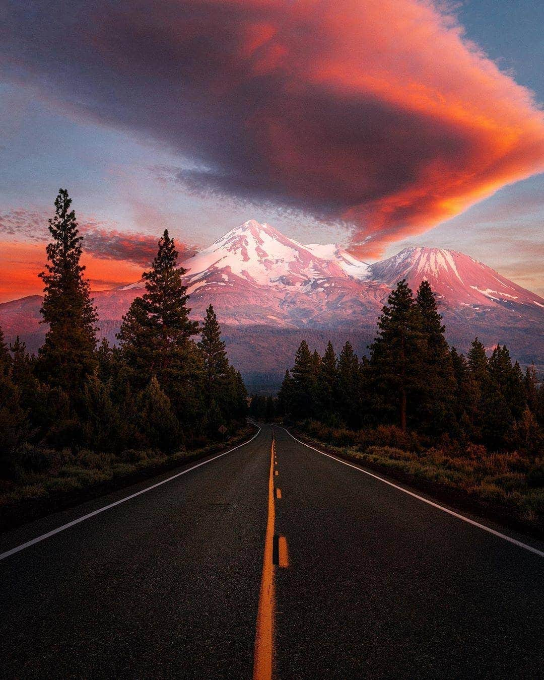 BEAUTIFUL DESTINATIONSさんのインスタグラム写真 - (BEAUTIFUL DESTINATIONSInstagram)「Biking trails, mountain vistas, and crystal-clear alpine lakes decorate the area around Mount Shasta. Mount Shasta is a single peak in the Cascade chain with a height of 14,179 ft. (📷: @neohumanity📍: Mount Shasta, California)」7月19日 21時12分 - beautifuldestinations