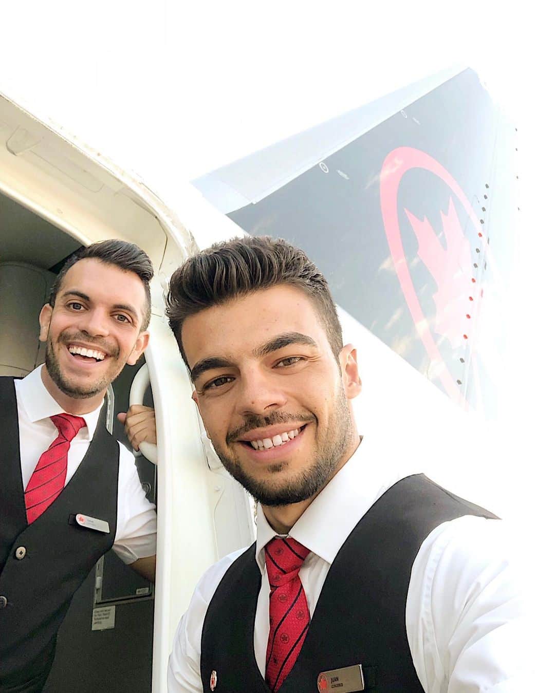 AIR CANADAさんのインスタグラム写真 - (AIR CANADAInstagram)「Hola from Omar and Juan in Madrid! Where to next? 🛫 #weekendvibes #flytheflag . . Holà! Omar et Juan vous saluent de Madrid! Quelle sera votre prochaine destination? #hautledrapeau」7月19日 21時11分 - aircanada