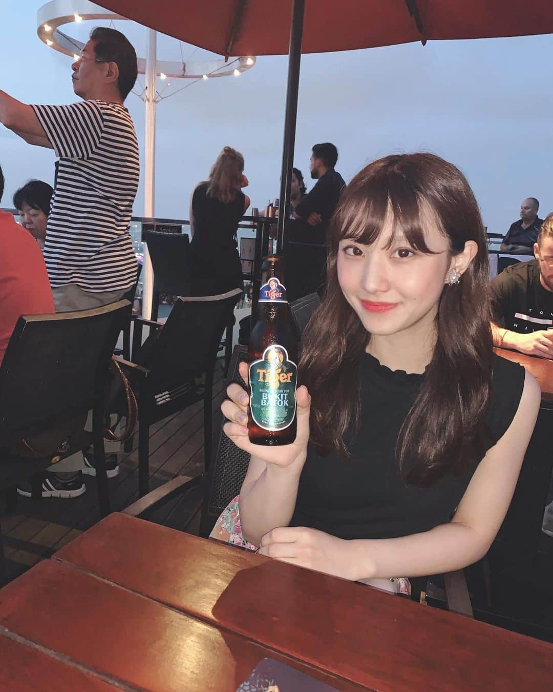 林愛莉さんのインスタグラム写真 - (林愛莉Instagram)「ビール大好き芸人の私には外せない旅先でのビール。シンガポールの タイガービール🐯🍻とっても飲みやすくて美味しいですな #シンガポール #タイガービール #マリーナベイサンズ  #シンガポール旅行  #シンガポール女子旅 #marinabaysands  #マーライオン」7月19日 21時12分 - rinairi_0127