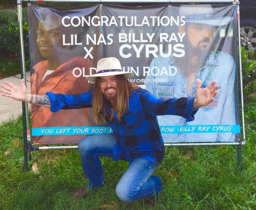 ビリー・レイ・サイラスさんのインスタグラム写真 - (ビリー・レイ・サイラスInstagram)「What a way to start today. Driving in for the Bobby Bones interview. Can’t believe this is still up and still true. Thanks everybody! #HorsesInTheBack @lilnasx @youngkio」7月19日 21時05分 - billyraycyrus