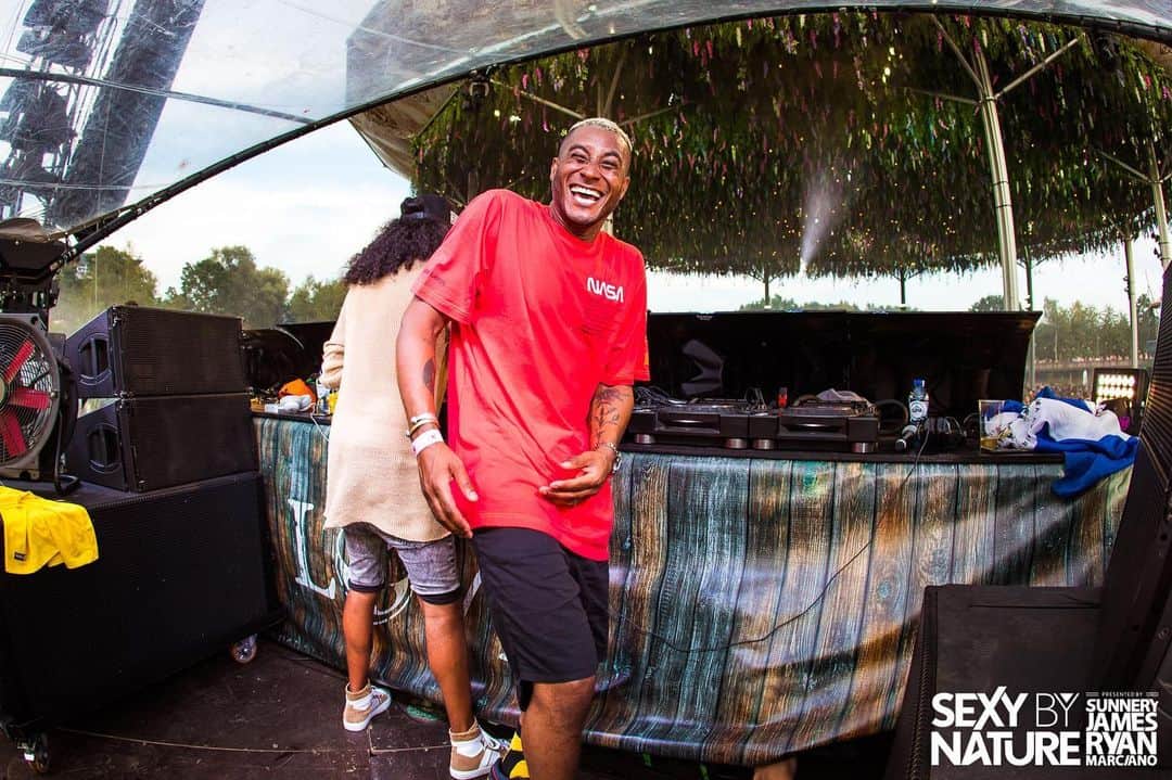 サネリー・ジェームズのインスタグラム：「Very happy to be back @tomorrowland with our @sexybynature_official area. Let’s see if we can top last year! 🚀」