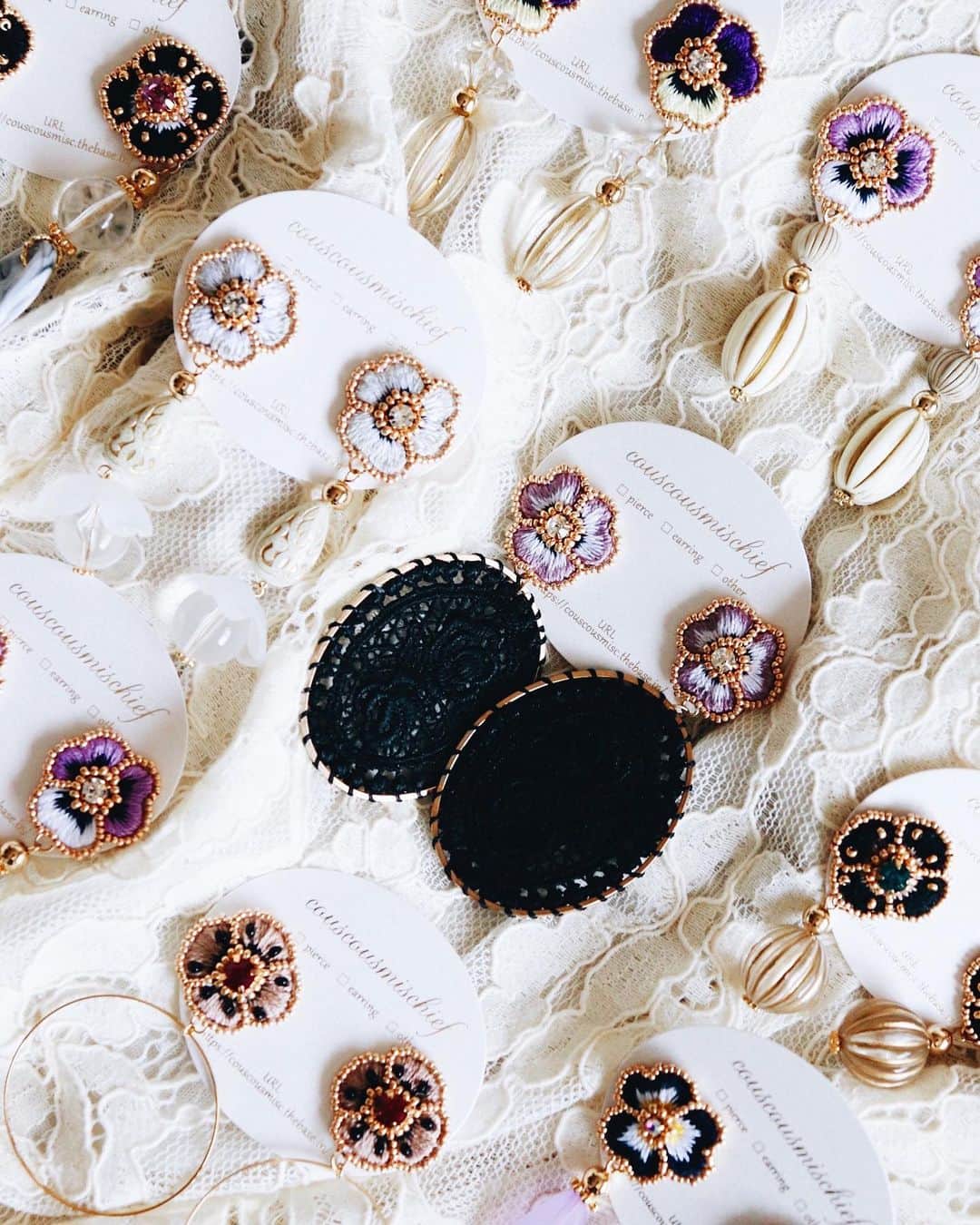 handmade shopのインスタグラム：「HMJはいよいよ明日、明後日です✨﻿ ﻿ HMJにもっていくお花は﻿ ピアス、イヤリングに仕上がっているものと﻿ そうではないものとあります🌼﻿ ﻿ 仕上がっているものは即日﻿ お持ち帰りいただけますが﻿ そうではないものはピアス、イヤリングを﻿ お選びいただき後日裏を仕上げ発送いたします✨﻿ ﻿ HMJでお気に入りのお花がみつかると﻿ 嬉しいです😊﻿ ﻿ 人気の一粒パンジーも﻿ たくさん持ってきています✨﻿ ﻿ 明日、明後日みなさまに﻿ お会いできるの楽しみにしています☺️﻿ ﻿ ﻿ 🌱7/20,21 HMJ ビッグサイト ブースno.B-193」