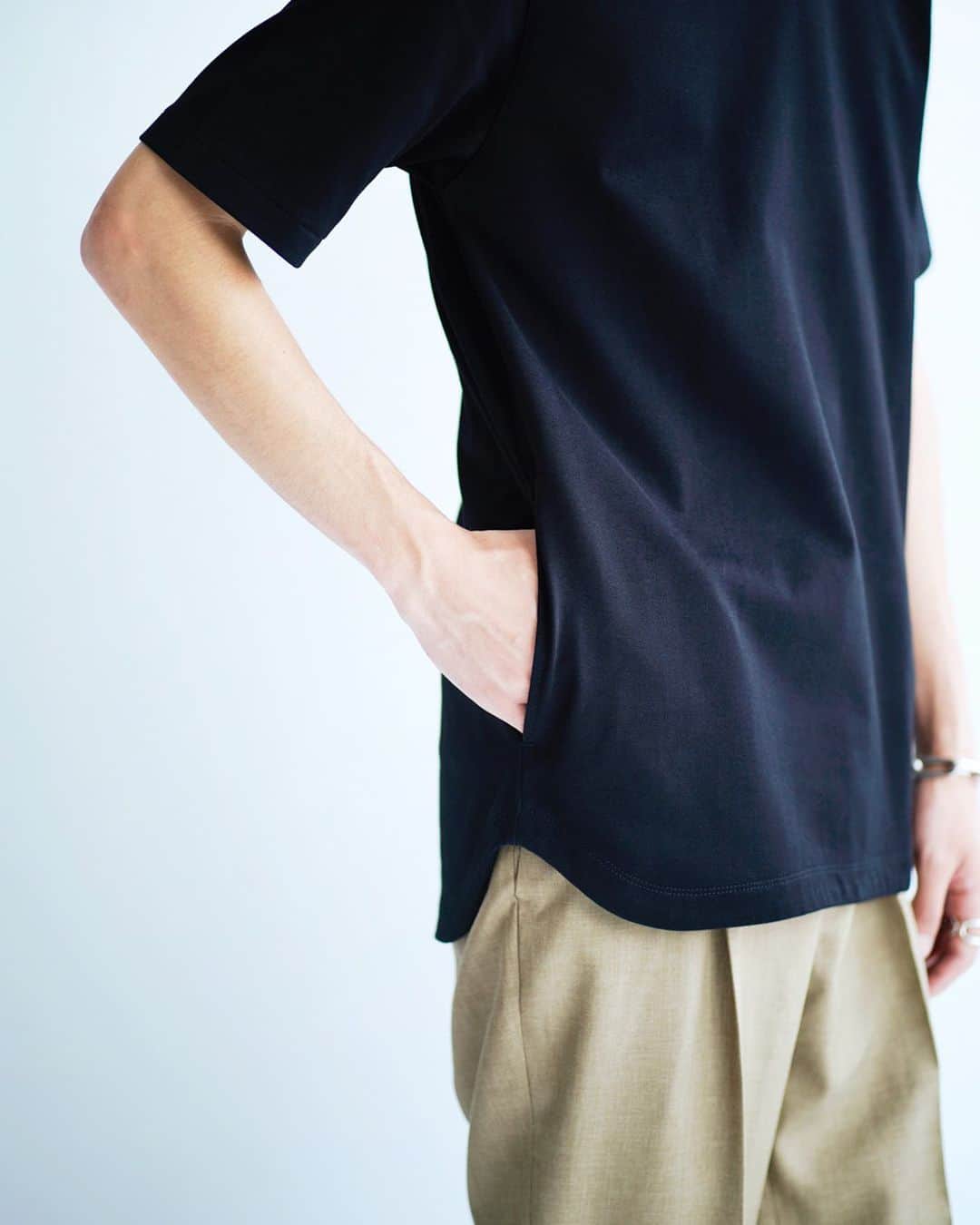 EDIFICEさんのインスタグラム写真 - (EDIFICEInstagram)「【STIR - Summer style - 】﻿ ﻿ 日本の高い技術だからこそ実現している細部に至るまでの特徴的なカッティング。﻿ 様々な表情を持つ天然素材にこだわり、一枚で着るアウターシャツをテーブルにした新たなTシャツ観を提案します。﻿ ﻿ 着心地の良さを残しつつ、上着で一段上の雰囲気を纏ったハイブリッドな商品を展開しています。﻿ ﻿ ﻿ ﻿ Tee : 【STIR】¥9,500+tax﻿ ※ベージュカラーはEDIFICE限定カラーとなります。﻿ ﻿ ﻿ ﻿ ﻿ ﻿ ﻿ ﻿ ﻿ ﻿ ﻿ #edifice #stir #exclusivecolor #dresstee #tee #teestyle #tshirts #cutandsewn #stir_japan #outershirts #dressup #simplefashion #minimaldesign #menswear #menstee #mensstyle #basicdesign #basicwear #crewneck #normcore #エディフィス #スティアー #アウターシャツ #ドレスtシャツ #限定カラー」7月19日 21時09分 - edifice.jp