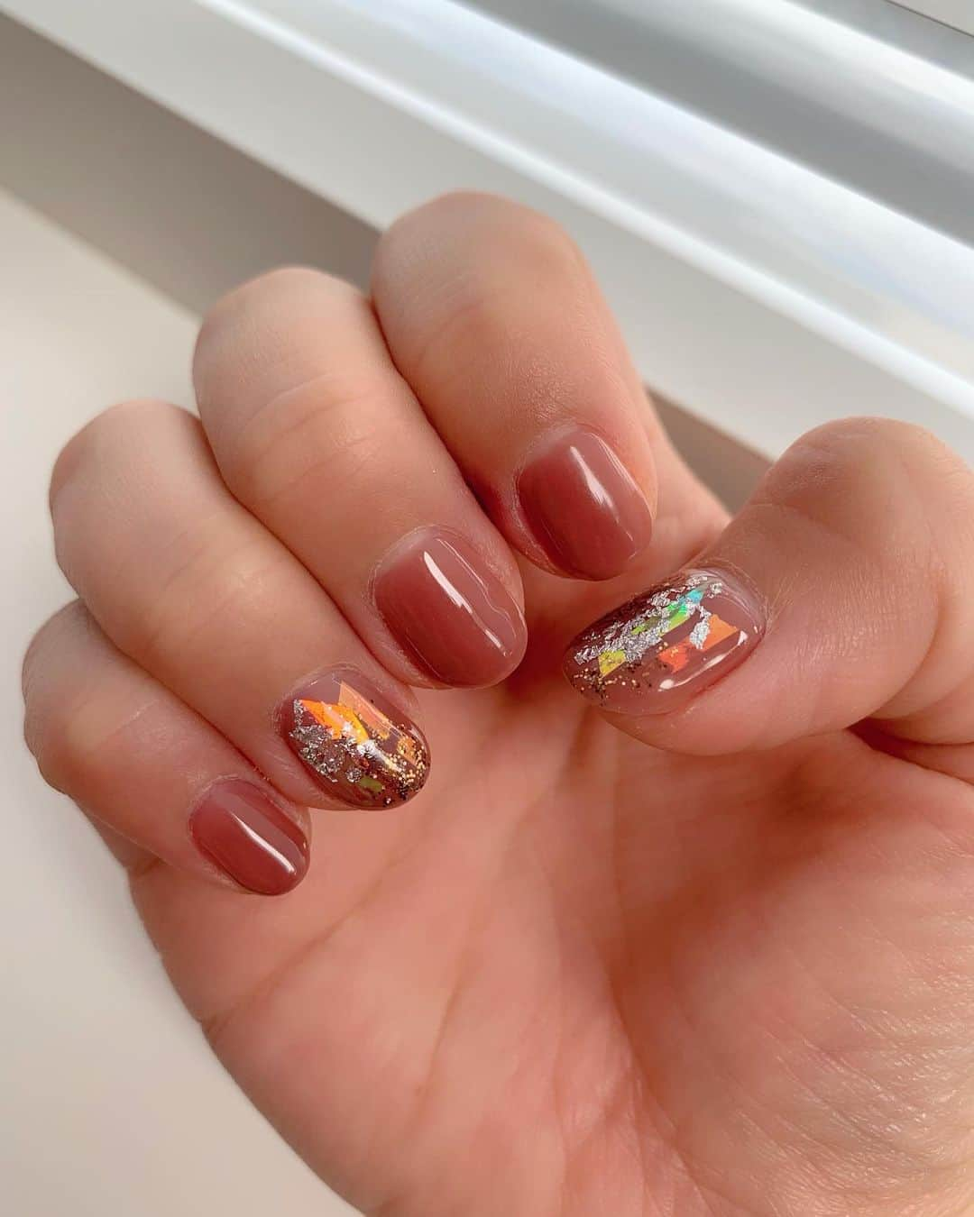 紗綾さんのインスタグラム写真 - (紗綾Instagram)「#newnail 💅🏼 @nail_salon_em 🧡 落ち着いたピンクブラウン？色☺️ そして2本ずつキラキラ✨ キラキラ好き✨ 夏は浴衣を着たいから、このネイルに合う浴衣探ししよーっと💓 #ピンクネイル #夏ネイル  #nail #ネイル #ハンドネイル #ワンカラーネイル  私服のトップスは、 @ted_baker #tedbaker #tedbakerjapan だよ♥️ いろんな人に可愛いって言われるトップス😍嬉しい♥️♥️♥️」7月19日 21時14分 - saaya_official_