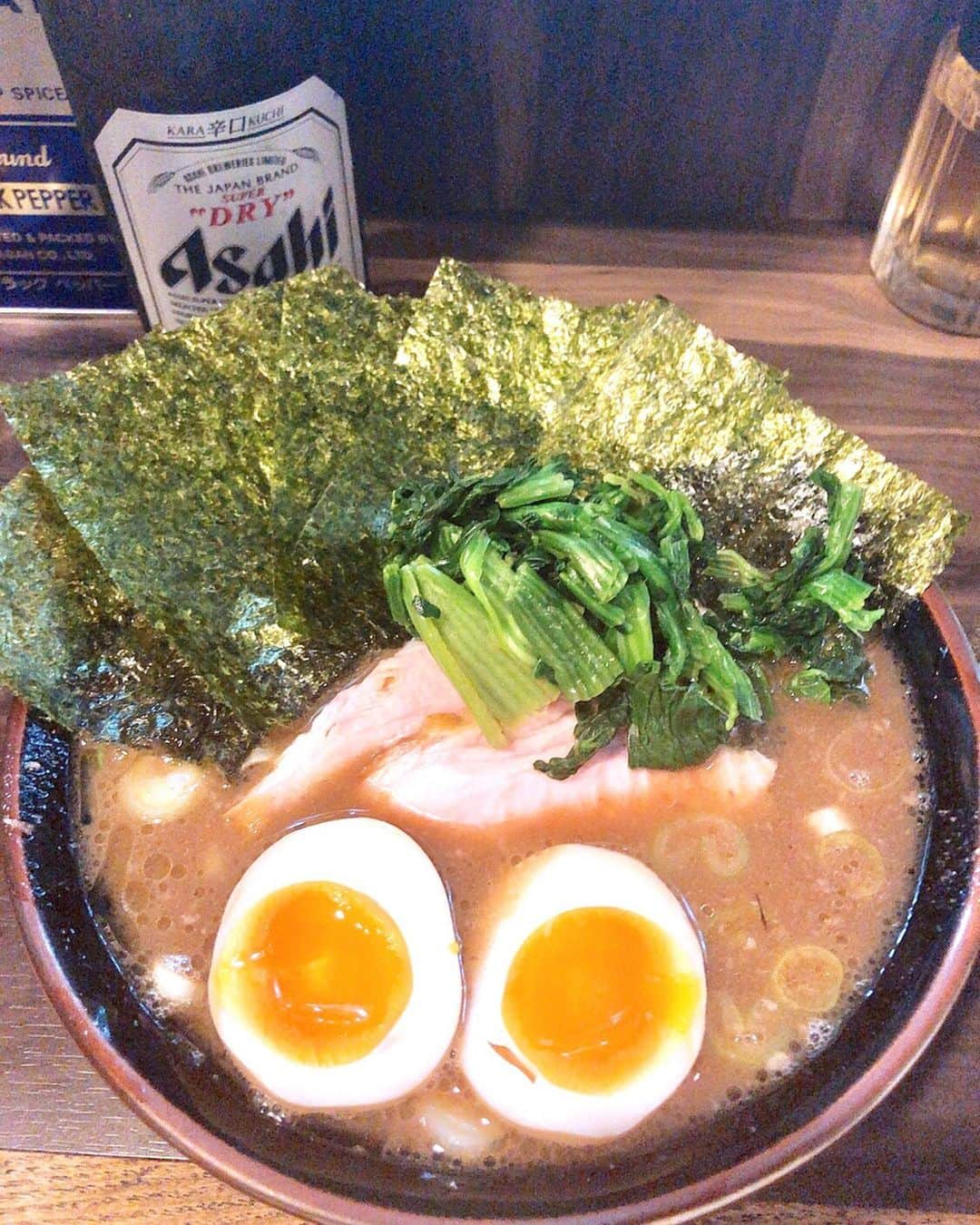 小谷津友里さんのインスタグラム写真 - (小谷津友里Instagram)「🍜🍜🍜リクエストにお応えしてラーメン投稿&プチ報告です🧡  今、会社員として働いてます🥰 OLです💁‍♀️ 企業の受付のお仕事をさせて頂いてます✨  こやっちゃん今なにしてるのー？ って聞かれることがあったのでお答えしました🧡  撮影のお仕事も続けてます🥰  マガジンハウスさんの雑誌Hanakoの 誌面やwebの撮影にも呼んで頂いてます✨  アットコスメさんでも記事を書かせて頂いたり、 イベントでMCしたり  皆さんに 見ていただけるようなお仕事も 続けています🥳🧡🧡🧡 SNSでもたくさん発信します🥳  最近はそんな感じで 仕事をしていて、 新婚生活も🥰 たのしくやってますよん‪⸜(*ˊᵕˋ* )⸝‬ . . . 今日は華金ということで👧🏻💗 美味しいと評判のラーメンを食べちゃいました🥳🍜 神田にある「わいず」 のり玉ラーメン♪ 1番人気だそう✨ こってりしてた～🍜 かつ、マイルドな感じ。 大きな海苔をスープに浸して食べるのがすきです🥰  券売機でビールをジョッキで買ったつもりが まさかの瓶ビールが出てきて びっくりしました(笑)🍺 瓶ビールを1人1本飲むのは 初めてだったけど ラーメン完食&ビールも全部飲めた 自分に驚きました(笑)  初めての経験をして 楽しかった(笑)🥳🥳🥳 みんなもよい週末を🥰🥰🥰 リクエスト投稿またするね🐈🎀 . . . #ラーメン#ラーメン巡り #ラーメン大好き #ramen#麺#ビール#beer#こやゆりフード#yummy#ramennoodles #食べ歩き#ばんごはん #外食#濃厚#家系ラーメン #foodstagram #instafood#神田#神田グルメ #神田飲み #東京グルメ #日本#japan#japanesefood#こやゆりラーメン」7月19日 21時15分 - yurikoyatsu