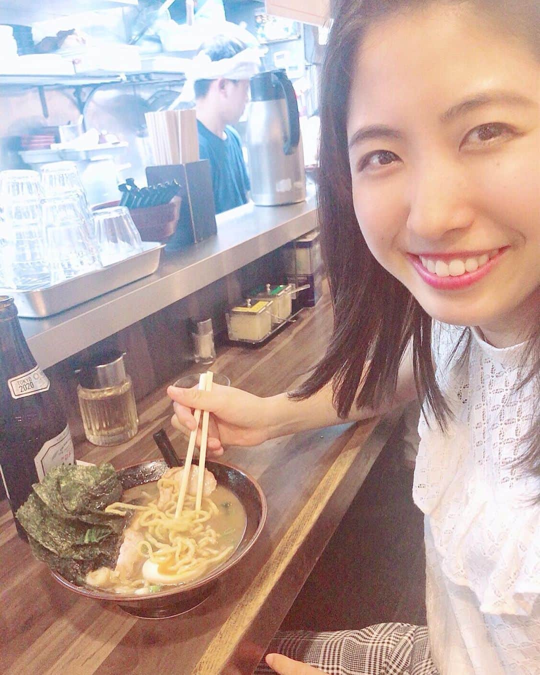 のインスタグラム：「🍜🍜🍜リクエストにお応えしてラーメン投稿&プチ報告です🧡  今、会社員として働いてます🥰 OLです💁‍♀️ 企業の受付のお仕事をさせて頂いてます✨  こやっちゃん今なにしてるのー？ って聞かれることがあったのでお答えしました🧡  撮影のお仕事も続けてます🥰  マガジンハウスさんの雑誌Hanakoの 誌面やwebの撮影にも呼んで頂いてます✨  アットコスメさんでも記事を書かせて頂いたり、 イベントでMCしたり  皆さんに 見ていただけるようなお仕事も 続けています🥳🧡🧡🧡 SNSでもたくさん発信します🥳  最近はそんな感じで 仕事をしていて、 新婚生活も🥰 たのしくやってますよん‪⸜(*ˊᵕˋ* )⸝‬ . . . 今日は華金ということで👧🏻💗 美味しいと評判のラーメンを食べちゃいました🥳🍜 神田にある「わいず」 のり玉ラーメン♪ 1番人気だそう✨ こってりしてた～🍜 かつ、マイルドな感じ。 大きな海苔をスープに浸して食べるのがすきです🥰  券売機でビールをジョッキで買ったつもりが まさかの瓶ビールが出てきて びっくりしました(笑)🍺 瓶ビールを1人1本飲むのは 初めてだったけど ラーメン完食&ビールも全部飲めた 自分に驚きました(笑)  初めての経験をして 楽しかった(笑)🥳🥳🥳 みんなもよい週末を🥰🥰🥰 リクエスト投稿またするね🐈🎀 . . . #ラーメン#ラーメン巡り #ラーメン大好き #ramen#麺#ビール#beer#こやゆりフード#yummy#ramennoodles #食べ歩き#ばんごはん #外食#濃厚#家系ラーメン #foodstagram #instafood#神田#神田グルメ #神田飲み #東京グルメ #日本#japan#japanesefood#こやゆりラーメン」
