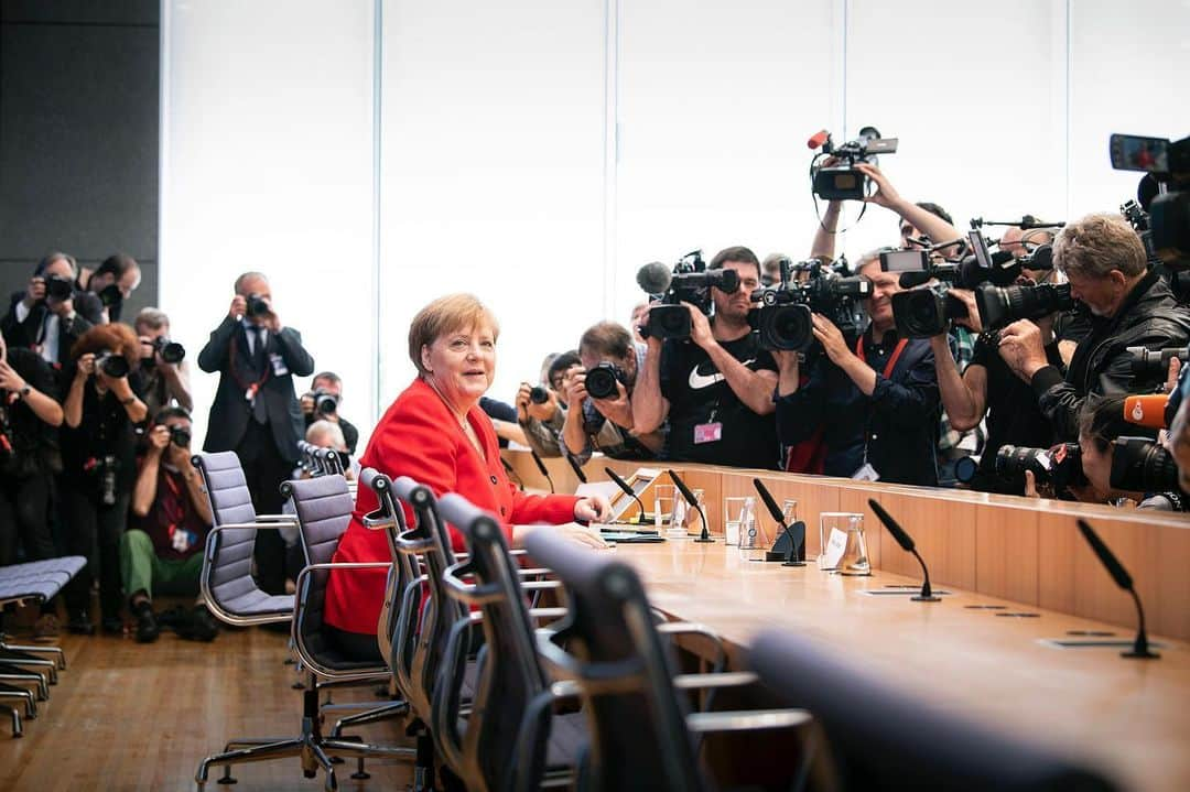 アンゲラ・メルケルさんのインスタグラム写真 - (アンゲラ・メルケルInstagram)「Alle Jahre wieder – so auch dieses Jahr: Kanzlerin Merkel stellt sich vor ihrem Urlaub den Fragen der Hauptstadt-Journalisten. Wichtige Themen sind dabei u.a. Klimaschutz, Solidaritätszuschlag, bezahlbares Wohnen. #Klima #Klimaschutz #Politik #Bundeskanzlerin #Kanzlerin #Merkel #angelamerkel - - - Every year - and again this year: Chancellor Merkel faces questions of journalists during a summer press conference in #Berlin. Important topics among others are climate protection, solidarity surcharge and affordable housing.」7月19日 21時15分 - bundeskanzlerin