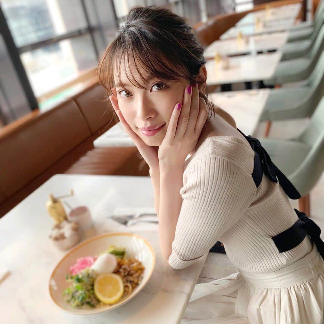 andGIRLさんのインスタグラム写真 - (andGIRLInstagram)「andGIRL8月号の撮影でbills銀座に﻿ お邪魔しました👀💛﻿ ﻿ 聡ちゃんが持っている美味しそうなサラダは ﻿ billsの春夏メニューの1つ、﻿ 「ブレックファストサラダ」🍽✨﻿ ﻿ 今年の春夏メニューは﻿ "ヘルスコンシャスなアジア料理"がテーマで﻿ キヌアやキビなど栄養豊富なスーパーフードが﻿ 入っていて、味だけじゃなく体にもいい1皿🥗♡﻿ キレイな見た目もテンションが上がります😍﻿ ﻿ 国内に8店舗あるbillsの店内は﻿ どこも写真映えしそうな﻿ おしゃれな雰囲気なので﻿ 女子会やランチにおすすめです🙌🏻♩﻿ ﻿ ﻿ #bills #ビルズ #bills銀座 #春夏メニュー﻿ #ヘルスコンシャスなアジア料理﻿ #ヘルスコンシャス #スーパーフード﻿ #andGIRL #アンドガール﻿ #andGIRL8月号」7月19日 21時21分 - andgirl_jp