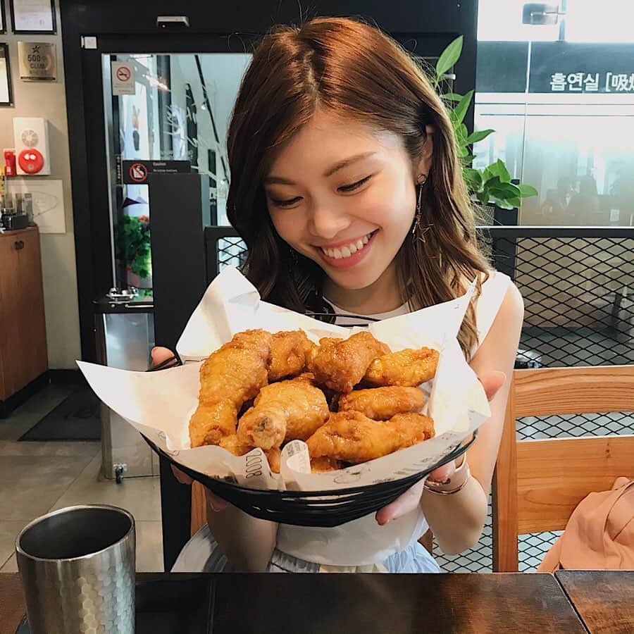 のインスタグラム：「大好きな大好きなキョチョンチキン♪ お決まりのハニーコンボまた食べれて幸せ♡ ． ． サラダもオレンジのソースがさっぱりしててめっちゃ美味しいよ！！ ． ． ． ジュースは飲みきれへんからいつもピーチアイスティーを頼む♪ ． 缶ジュースとかそのままコップに入って来ることが多いけど、これはペットボトルで来るから持ち帰れるし便利！ ． ． ． 夜は一気に人が増えるから、早い時間に行くのがおすすめ＊° ． ． ． #キョチョンチキン #ハニーコンボ #チキン #韓国旅行 #韓国料理 #韓国🇰🇷 #韓国好き #東大門 #韓国好きな人と繋がりたい #食べるの大好き #食べるの好きな人と繋がりたい #鶏肉好き  #koreanfood #korea #instafood #kyochonchicken #honeycomb #instagood #love #bestfood #chicken  #먹스타그램 #음스타그램 #맛스타그램　#카페스타그램 #맛집 #맛집추천」