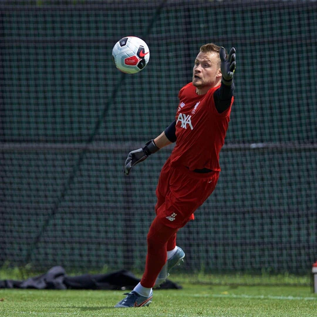 シモン・ミニョレさんのインスタグラム写真 - (シモン・ミニョレInstagram)「Looking forward to playing in front of our American fans in the famous Notre Dame Stadium! #YNWA #LFCtour #preseason 🇺🇸⚽🏟」7月19日 21時26分 - 22mignolet22