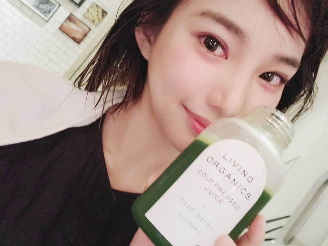 保坂玲奈さんのインスタグラム写真 - (保坂玲奈Instagram)「🌿 . 表参道のjohn masters organicsで ヘッドスパを受けて来た✨ . 最初に頭皮の状態を見てもらってから 状態に合わせて施術して貰うよ☺ . 私は頭皮の状態が思ってたよりも 綺麗で褒められた😳 少し油が毛穴に残っていたので クレンジングしてもらいました✨ 5がbeforeで6がafter！ . デコルテ周りのマッサージから ヘッドスパをしてもらったんだけも 選んだ香りがスッキリとした 良い匂い♡ 癒しの空間でコリも解れて 頭もスッキリして贅沢で至福過ぎた...♡ . . ゴルフ疲れや頭皮焼けにもおすすめ💞 . . 仕上げのブローしてもらっている最中に 飲んだコールドプレスジュースも マッサージ終わりの 身体に染み渡る感じで良かった😳 . コールドプレスジュースも選べるけど 私は野菜って感じのものが好き🥬 . . . @johnmastersorganics_japan #johnmastersorganics #ジョンマスターオーガニック #ジョンマスター #ヘッドスパ #表参道 #johnmastersorganics表参道 #ジョンマスターオーガニック表参道 #johnmastersorganicsTOKYO #ジョンマスターオーガニックTOKYO」7月19日 21時27分 - __renao_0707