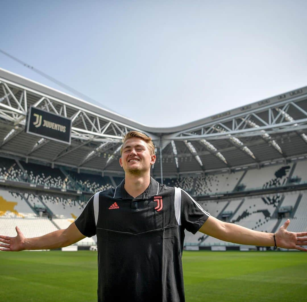 UEFAチャンピオンズリーグさんのインスタグラム写真 - (UEFAチャンピオンズリーグInstagram)「🌝 De Ligt’s got that #FridayFeeling! ⚫️⚪️」7月19日 21時27分 - championsleague