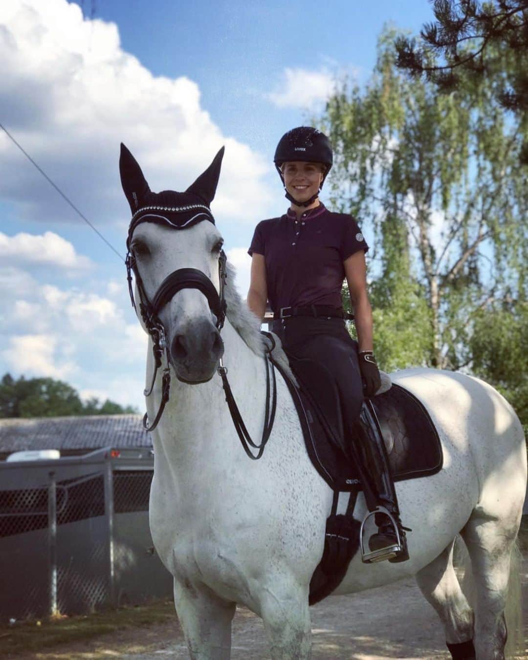 Nina Neuerのインスタグラム：「“Warm up“ für die Bayrischen Meisterschaften mit Elioti @eurostar_equestrian @uvexequestrian @roecklequestrian #werbung」