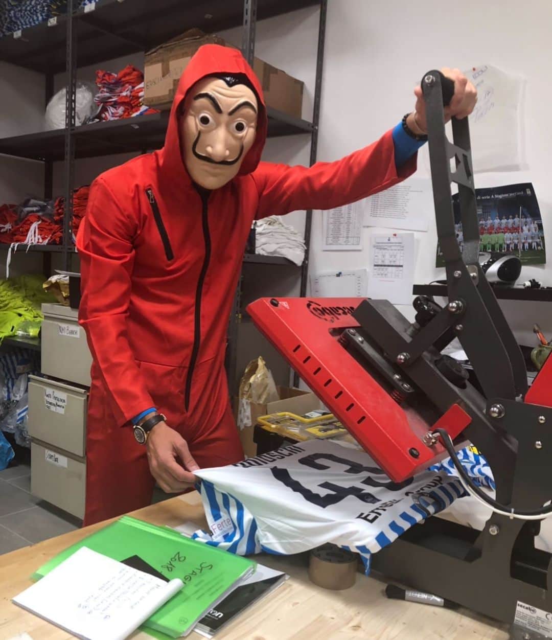 のインスタグラム：「🎭 🎭 🎭 🏦🏦🏦🏦 #casadicarta3  #netflixitalia」