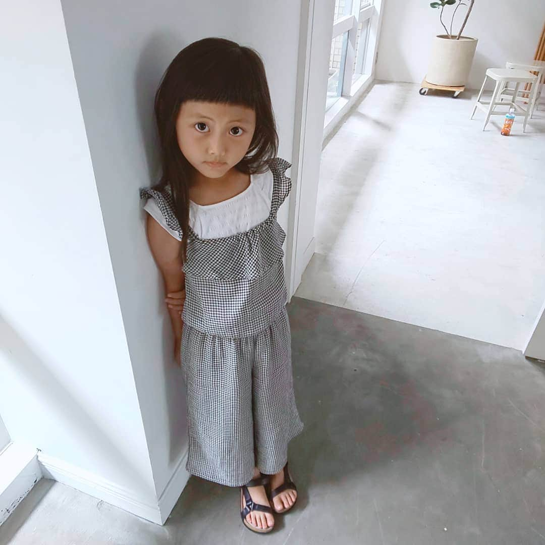 えりさんのインスタグラム写真 - (えりInstagram)「@babyshop #coordinate . . 雰囲気◎なスタジオで待ち時間に お気に入りの私服を📷 そしたらスタッフさんの飲んでた ペットボトルも写りこみ。 計算済みの構図←うそ . . スウェーデンのサイト @babyshop さんで見つけたこのコンビネゾンは モノトーンチェックで可愛くなりすぎず上品♡ . ここのサイト、有名ブランドが沢山で 欲しいものが多くてめちゃくちゃ悩んだ😩❤ 他のget品はpic3枚目。 ラルフのベアTほしくてみつけて即決😍 adidasのショートパンツはダンス用に！ . . このサイト見てるだけでテンション上がる⤴︎︎︎︎︎ 最大５０％のサマーセール開催中なのでぜひぜひ↓ https://jp.babyshop.com/ . . #babyshop#ベイビーショップ #ラルフローレン#ポロラルフローレン #RalphLauren#POLORalphLauren #adidas#アディダス」7月19日 21時32分 - chloerinrin