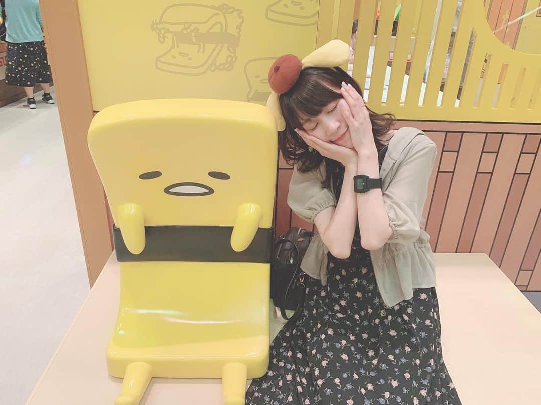 八木沙季のインスタグラム：「🥚🥚 . ぐでたま〜☺️ ぐでたまと撮るとき、ぐで〜っとしがち☺️ . #サンリオピューロランド  #ぐでたま  #ぐでー」