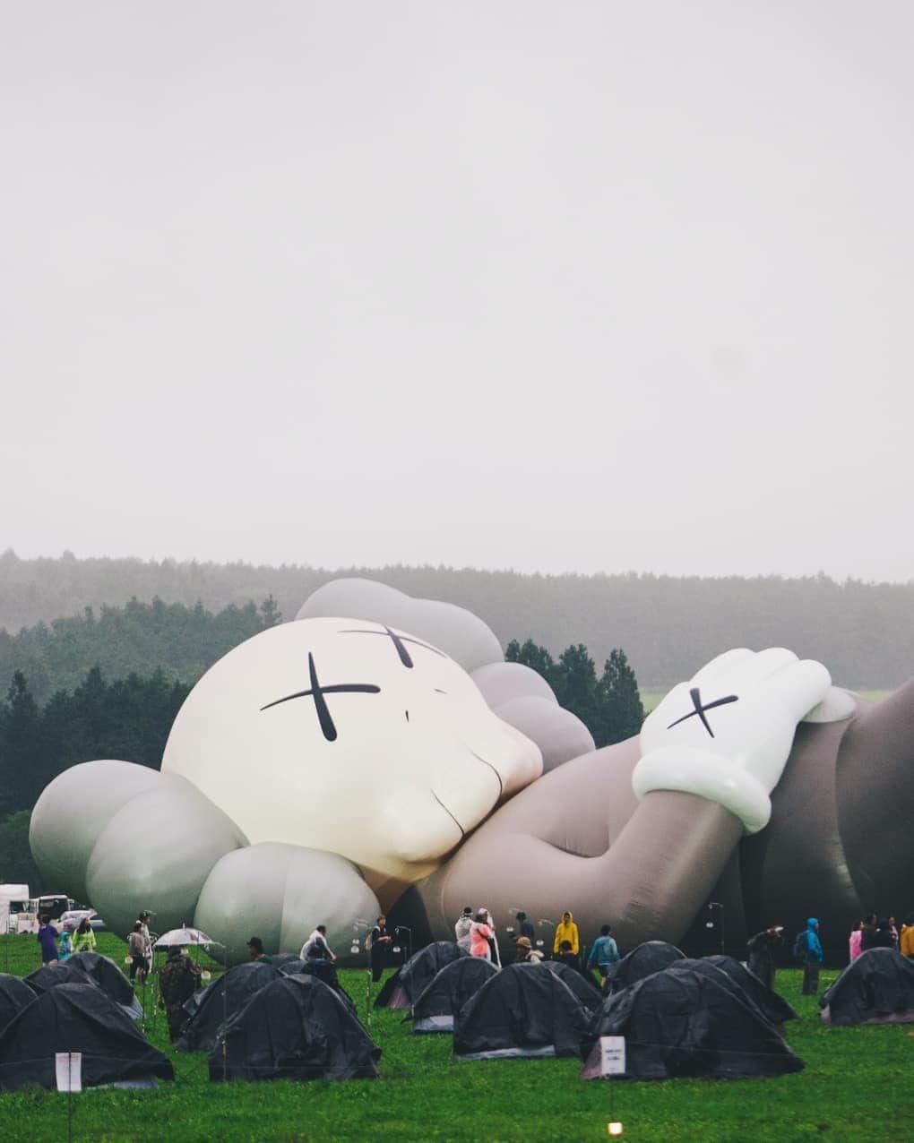 福田洋昭のインスタグラム：「@kaws holiday camping 🏕️🏞️🗻🇯🇵 @arr.allrightsreserved @herschelsupply #kaws #kawsholiday #allrightsreserved #mtfuji」