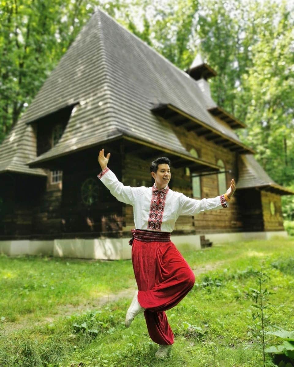 アイス・サランユーのインスタグラム：「🇺🇦🇺🇦 Traditional Ukrainian costume, Museum of Folk architecture and rural life, Lviv, Ukraine 🇺🇦🇺🇦 ตอนนี้ตัวเป็นๆอยู่ไทยแล้วนะครับ มาร้องเพลง #งานเลี้ยงภายในไว้ใจผม ที่หัวหิน  แต่รูปยังอยู่ ...ยูเครน #lviv #traditionalhouse #ukraine #traditionalcostume #lvivskansen Ps ขอบคุณชุด จากพี่หมอหมีครับ」