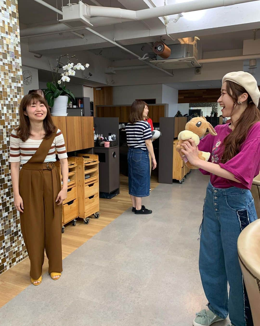 豊田市美容院さんのインスタグラム写真 - (豊田市美容院Instagram)「こんばんは 🦒 若林店の川隅です ( ¨̮ ) ． kazumi ‪✂︎‬ オリジナル朝礼 ☀️🌱 ． 朝から 笑顔で 元気に 1日が 始められるように 可愛いぬいぐるみを順番に 持ち、スタッフ間で相手を 誉める✨ということをしています！ ． 自然に笑顔が増え、雰囲気が 和らぐのです🥰 ． 誉める 誉められる とても素敵なことですね😊 ．  #豊田市#豊田#美容院#豊田市美容院#三河八橋駅近く#若林駅近く#若林#八橋#中根#サロンドかづみ#kazumi#kazumi八橋#ヘアセット#ヘアアレンジ#メイク#ヘアメイク#ヘアスタイル#ヘアカラー#イルミナカラー#およばれスタイル#ファッション#着付け#成人式#サロンスタッフ募集#おしゃれさんと繋がりたい#浴衣#浴衣着付け#浴衣ヘアセット #オリジナル #朝礼」7月19日 21時37分 - salondekazumi