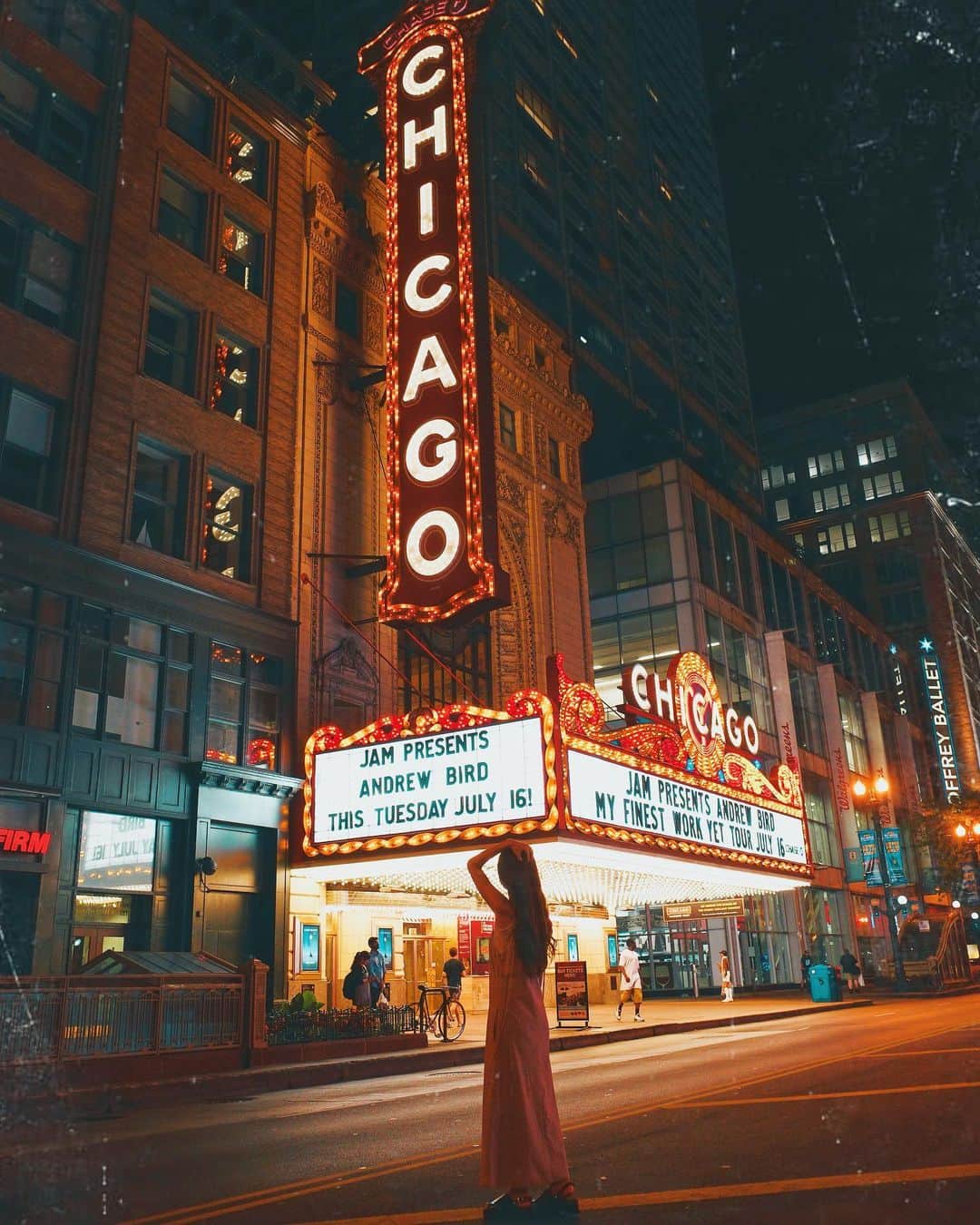 wacameraのインスタグラム：「One of the "Chicago" I really wanted to get there. 実はシカゴに最も愛するレンズ「35mmF1.4」を持って行きませんでした。最近ずっと愛用しているGRIIIが広角側はカバーしてくれるし、135mmを持って行きたかったから重たくなるのを恐れてあえて置いていったのですが。 旅の間に50回以上「なんで私はあのレンズを持ってこなかったんだ…」と嘆きました。嘆きましたが、それでもGRで夜景を撮ることで、また一つGRIIIのポテンシャルに気がつけた旅でもありました。 昼間のここも好き。ちょっとチープに見えるけど青空とのコンビはすごくレトロで可愛いし、夜のここはそれはそれはまるで映画館で見ているかのような。 兎にも角にも、ここに来れただけで幸せなのでした。」