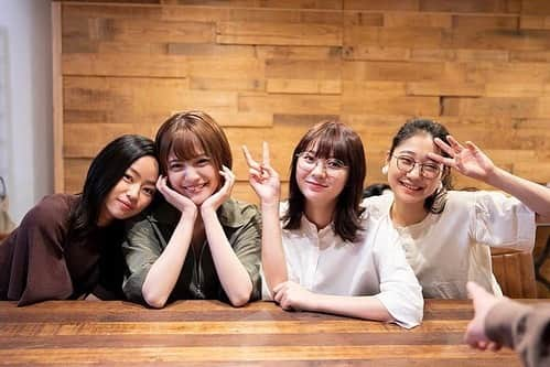 斎藤なりさんのインスタグラム写真 - (斎藤なりInstagram)「明日はドラ恋3第11話放送です🌸 . 1枚目は大大大好き女子〜ズ！ 2枚目の写真の手誰のだと思う🕺🏻？笑 3枚目は何故か、ゆうたくんとわたし笑ってる！ 4枚目のわたしは何を考えてるのでしょう？笑 5枚目は台本読む前に集中モード入る時！ . . . もう終わっちゃうんだなぁ… 終わっちゃうんだ . 終わりはいつも始まりだったりする さぁ、どんなドラマが待っているのでしょうか お楽しみに〜🥰 . #恋愛ドラマな恋がしたい3  #ドラ恋3 #恋愛ドラマみたいな恋がしたい  #ドラ恋」7月19日 21時38分 - nari_eye