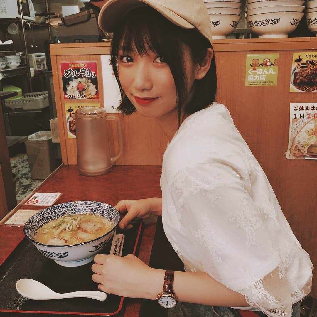 上野優華さんのインスタグラム写真 - (上野優華Instagram)「徳島に帰省！  お気に入りのラーメン屋さんに行きましたー！！ やっぱり美味しい…。 高校生の時に初めて友達に連れてってもらってからずっと大好きです！！ ファン！ほんとにファン！  すだち果汁かけて食べました…好き…  #徳島 #tokusima #ラーメン #らーめん #三八 #さんぱ #ラーメン部 #ラーメン女子 #ラーメン好き #食べスタグラム #食べものぐらむ #飯テロ #徳島ラーメン #中華そば #味玉 #好き #すだち #果汁 #地元 #地元愛 #行きつけ #NOODLE」7月19日 21時40分 - yuukaueno0205