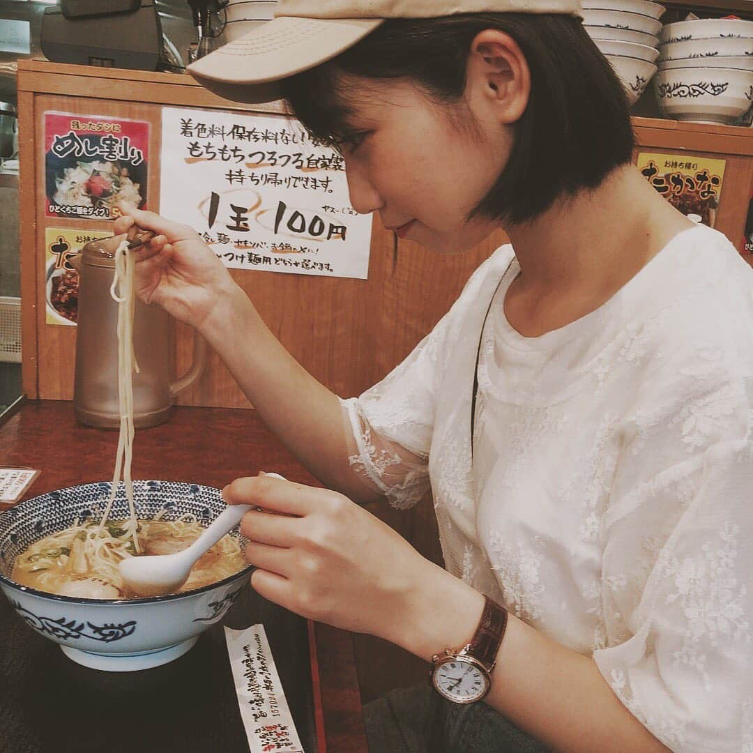 上野優華さんのインスタグラム写真 - (上野優華Instagram)「徳島に帰省！  お気に入りのラーメン屋さんに行きましたー！！ やっぱり美味しい…。 高校生の時に初めて友達に連れてってもらってからずっと大好きです！！ ファン！ほんとにファン！  すだち果汁かけて食べました…好き…  #徳島 #tokusima #ラーメン #らーめん #三八 #さんぱ #ラーメン部 #ラーメン女子 #ラーメン好き #食べスタグラム #食べものぐらむ #飯テロ #徳島ラーメン #中華そば #味玉 #好き #すだち #果汁 #地元 #地元愛 #行きつけ #NOODLE」7月19日 21時40分 - yuukaueno0205