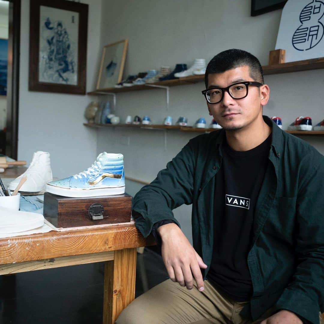 vansさんのインスタグラム写真 - (vansInstagram)「Get to know more about China based artist Panda Mei and his process of combining traditional ceramics with his love of Vans at vans.com/waffleheads」7月19日 21時41分 - vans