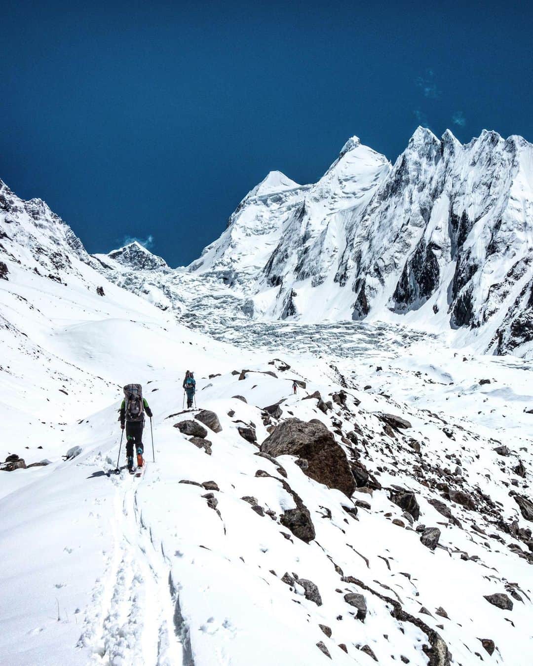 ミレーさんのインスタグラム写真 - (ミレーInstagram)「Ritsch glacier in sight for @aurel_vssiere @symon9v @pierrick_fine & @antoine.rolle  #MilletRiseUp #expedition #mixedclimbing #climbing #alpinisme #alpinism #alpinismo #mountaineering #yarkhunvalley #pakistan」7月19日 21時56分 - millet_mountain