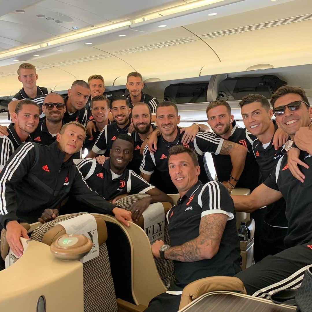 ヴォイチェフ・シュチェスニーのインスタグラム：「Singapore, here we come 😎」