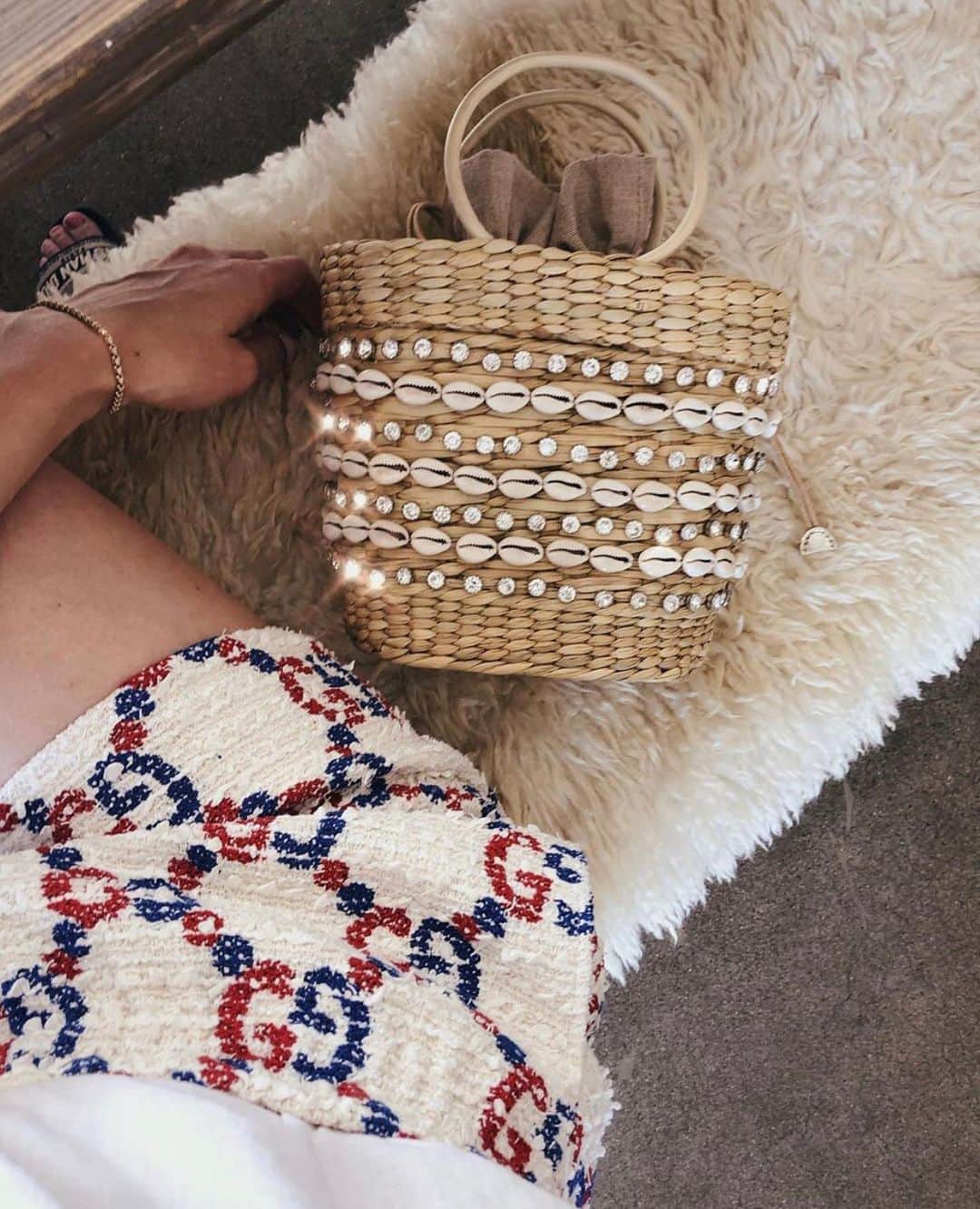 ダニジョーのインスタグラム：「Bringing the beach everywhere we go 🐚🌊 Tap to shop our @wearepoolside x DANNIJO Mak straw bag」