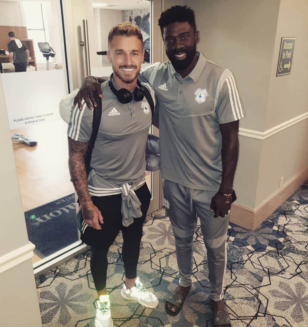 ジョー・ベネットのインスタグラム：「To the nicest guy in football...Going to miss you my friend! Good luck to both @brunoecuelemanga & @kzohore ❤💙🔵」