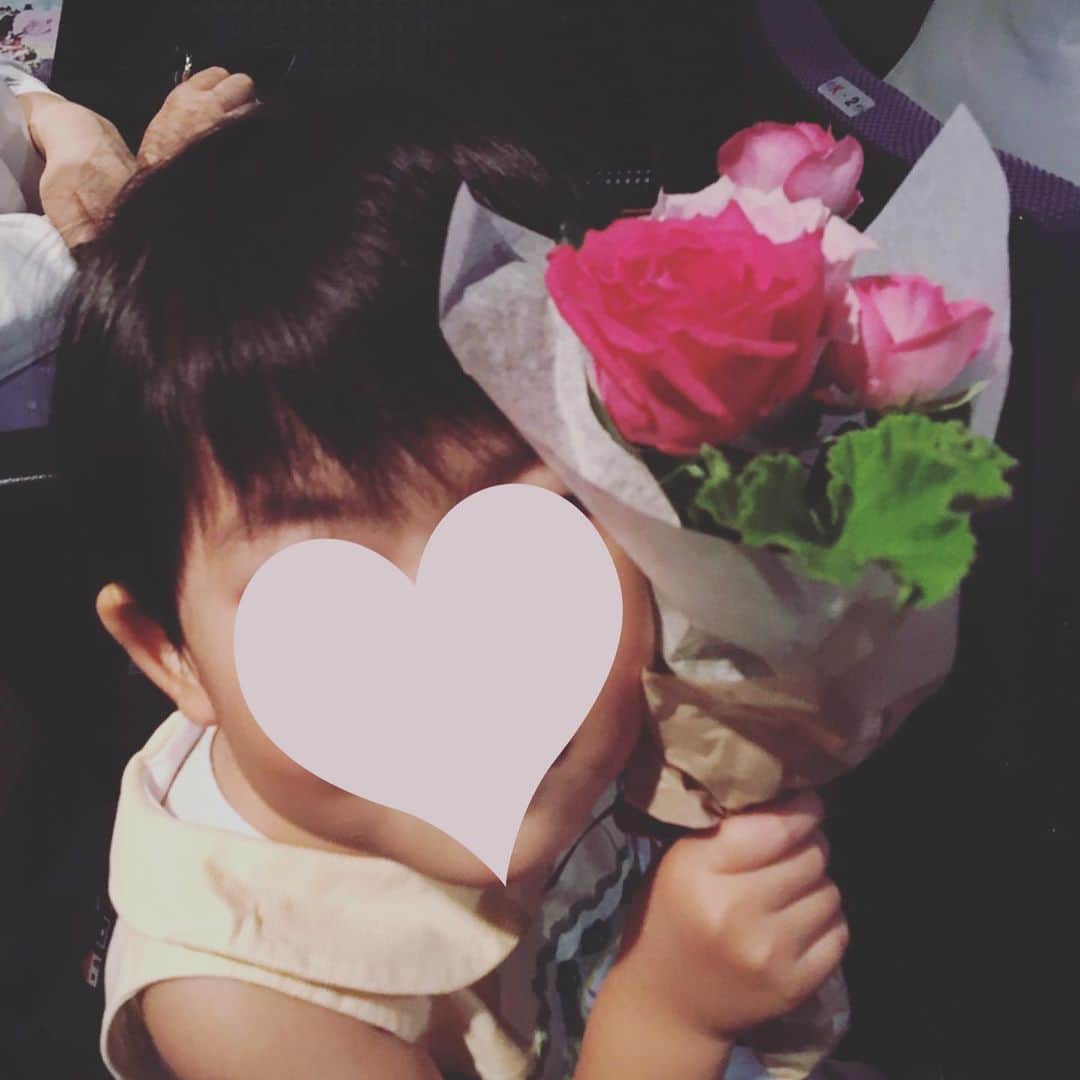 鳳翔大さんのインスタグラム写真 - (鳳翔大Instagram)「姪が大好きなゆうみちゃんとあんりちゃん💚  i'm here の時は観劇に行く時に、あんりちゃんにお花を買っていくと言い出したそうで、自分で選んであんりちゃんにはピンクのお花を買ってきたそうです🌸  そしたら何と…憧れのゆうみちゃんが劇場にいるではないか。。 予想外のゆうみちゃんの登場に、テンパってあんりちゃんに買ったお花を渡しそうになったらしい笑笑😂  終演後、テンパりながらもあんりちゃんにお花を渡せたのですが、とにかく緊張で固まって終始下を向いて一言も想いを伝えられず。。。😂 いつもDVDで見ている二人が目の前にいる事に相当緊張したようで、私が会った時は既にいつもの姪ではなく固まってて私にすら無言でした。笑  そして、帰りにうちの妹に『ゆうみちゃんいるなんて知らなかったから、何もプレゼントあげれなかったじゃない😑』って怒ってたらしい笑笑  そして、姪が私に買ってきてくれた差し入れのクッキーを『ゆうみちゃんにもあげてって言えば良かった…😑』と、後悔してたらしい。  とにかく、ゆうみちゃんにも何かあげたかったんやねー😂  そして…後日『良かったね〜、二人に会えて！』って言ったら、『うん〜仲良しなのよ〜🙄』って😮  嘘つけ〜〜〜笑笑😂😂 でも、まさかのいつも見ている大好きなプリンセスに会えて良かったねぇー💕  またいつか遊んでもらえるといいね😛  ちなみに…クッキーはこの前、ゆうみちゃんあげたよ笑笑  #舞台focus #叔母と姪 #咲妃みゆ #星乃あんり #プリンセス #雪組」7月19日 21時58分 - dai_hosho_official