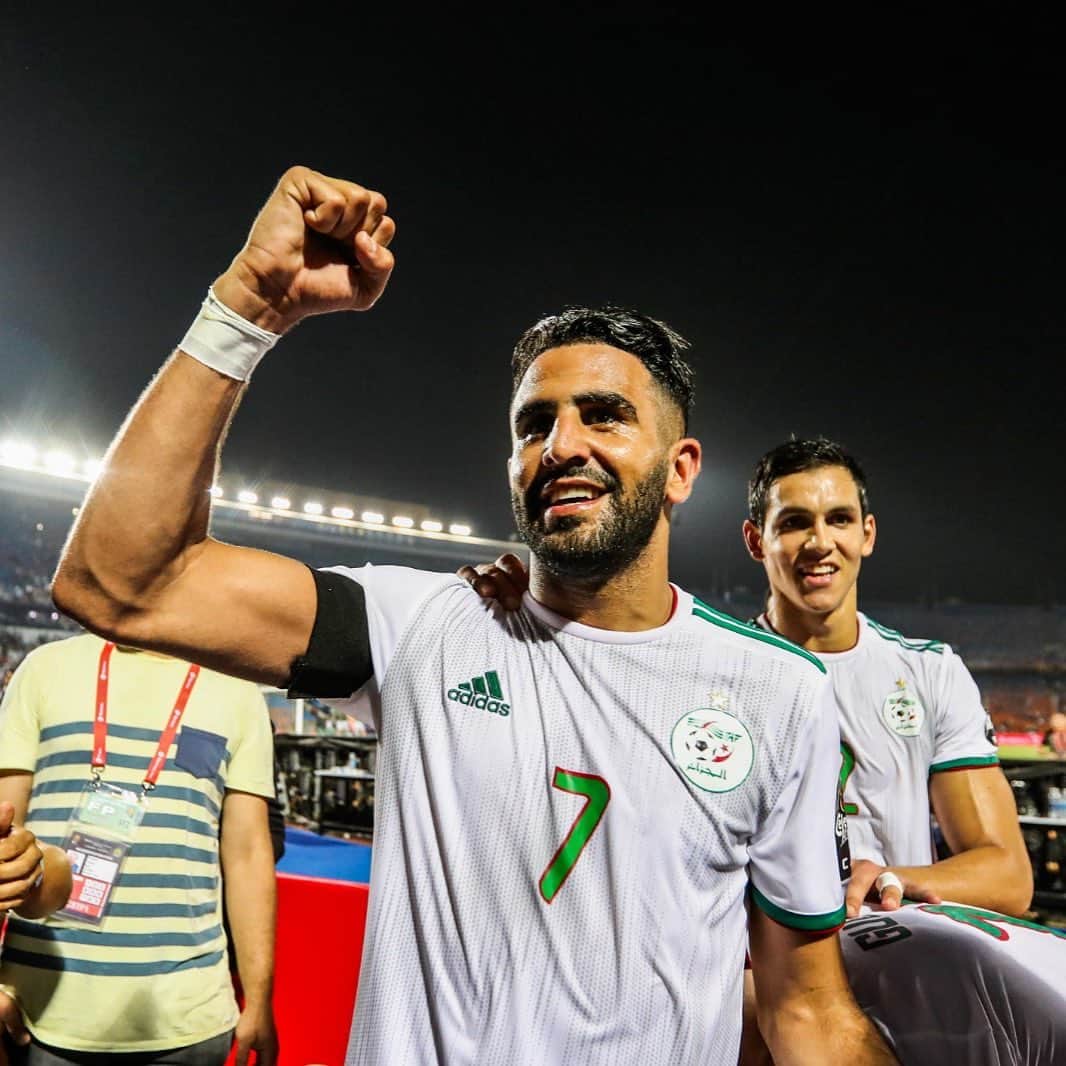 リヤド・マフレズのインスタグラム：「Jour J 🇩🇿🇩🇿 . 🤲🏼🙏🏼」