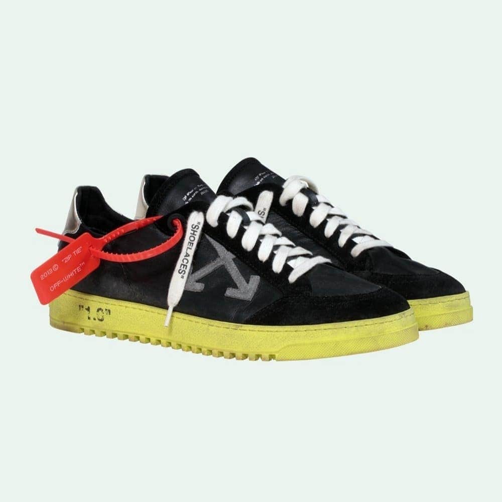 OFF-WHITE C/O VIRGIL ABLOHさんのインスタグラム写真 - (OFF-WHITE C/O VIRGIL ABLOHInstagram)「fw19 men's Off-White™ black 2.0 Low sneakers with grey arrows at side. "LEFT" and "RIGHT" back prints and silver details. available online」7月19日 22時01分 - off____white
