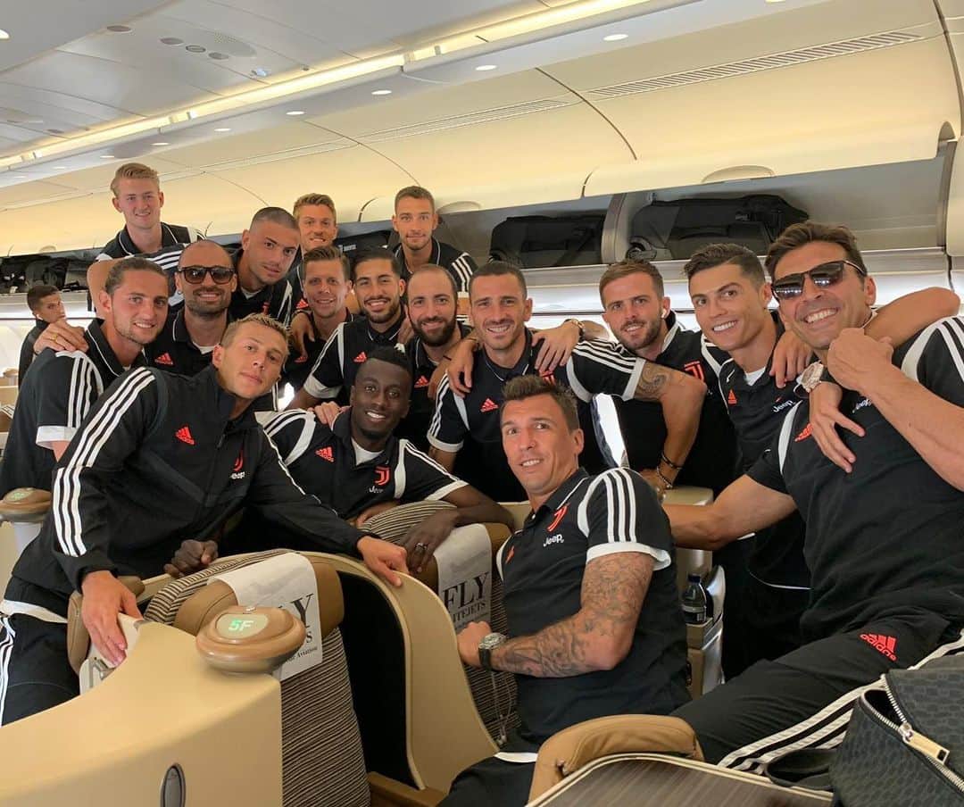 マリオ・マンジュキッチのインスタグラム：「⚪️⚫️ 🛫🇸🇬 #team #neverstop #stepbystep #mm17🌪」