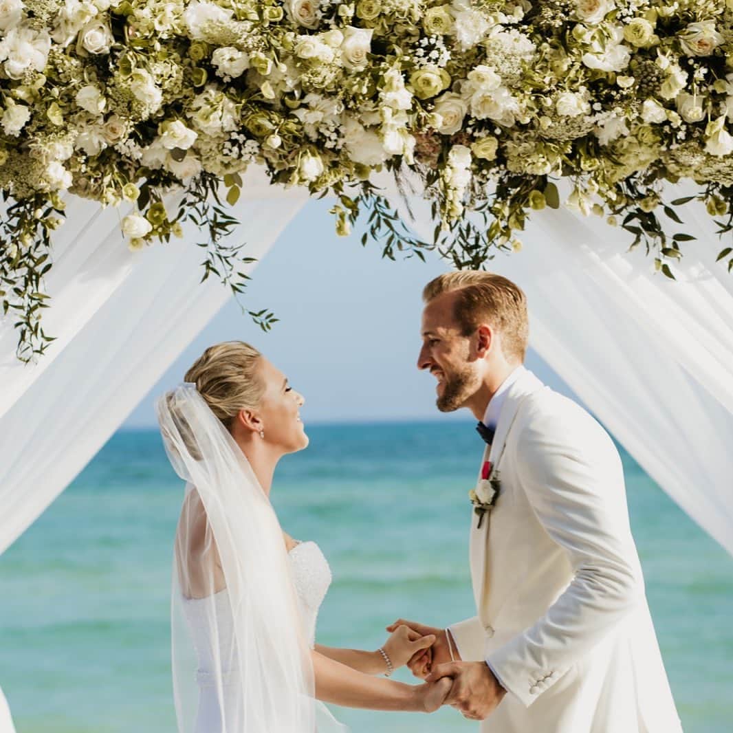 ハリー・ケインのインスタグラム：「1 month ago we had the most amazing day! I love you @katekanex 💖😘😍🏝」