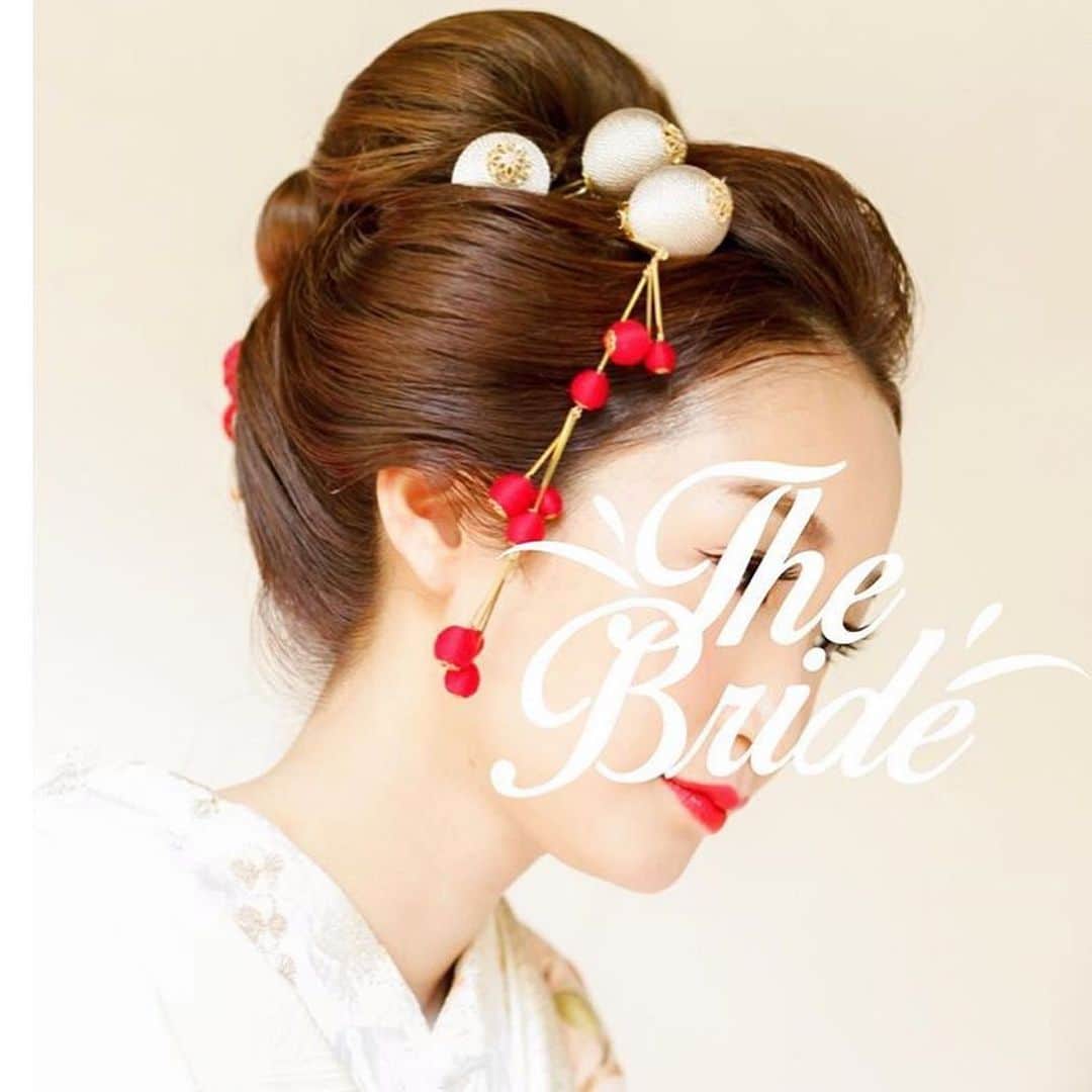 Choole 業界初、オンライン結婚式準備サービスさんのインスタグラム写真 - (Choole 業界初、オンライン結婚式準備サービスInstagram)「日本髪風の地毛結い🌸 婚礼の時と濡れ縁入場時のときで組紐リボンの位置を変えられたり、前髪や生え際にはハイライトを入れないなど、細やかな気づかいをされたそう🥰 すっきりとした和装ヘア、とても素敵ですね✨ @bride.hk.jpn さんのインスタグラムは他にも素敵なお写真がたくさんありますので、みなさんもぜひ参考にしてみてくださいね💐 . photo by @bride.hk.jpn . 結婚式で好きなヘアメイクをしたいなら、 チュールウェディング（choole）からヘアメイク・会場を探そう👗  @choole_wedding からHPをチェック  #ブライダルヘアメイク#ブライダルヘア#ウェディングヘアメイク#花嫁ヘアメイク#おしゃれ花嫁#ヘッドアクセサリー#ウェディングヘア#出張ヘアメイク#花嫁ヘア#ブライダルヘアメイク#ウエディングヘア#choole#全国の花嫁さんと繋がりたい#プレ花#花嫁会#花嫁準備#結婚準備#プレ花嫁#全国のプレ花嫁さんと繋がりたい#プレ花嫁準備#おしゃれ花嫁#卒花#結婚式レポ#日本中の花嫁さんと繋がりたい#プレ花嫁さんと繋がりたい#結婚式準備#2019秋婚#2019冬婚#2019夏婚#2019春婚」7月19日 22時06分 - tokihana_wedding