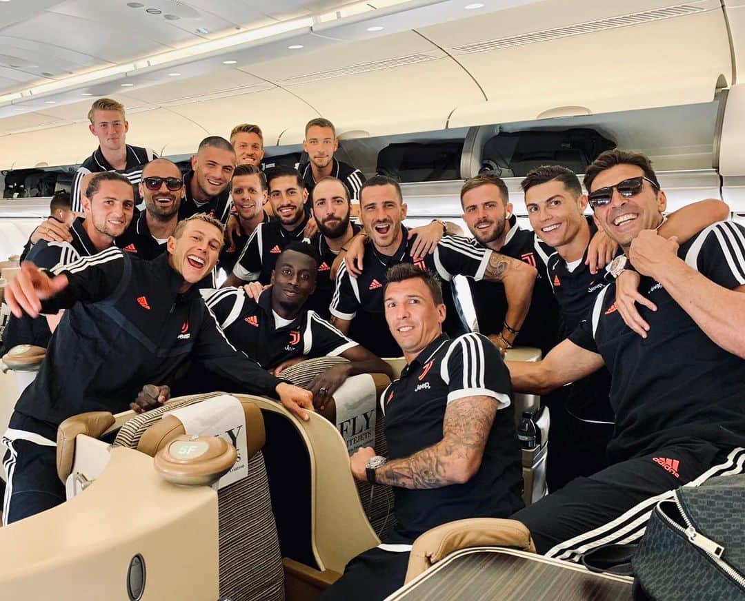 フェデリコ・ベルナルデスキのインスタグラム：「On our way! First stop, Singapore! 👋🏻✈️🇸🇬 #summertour #finoallafine」