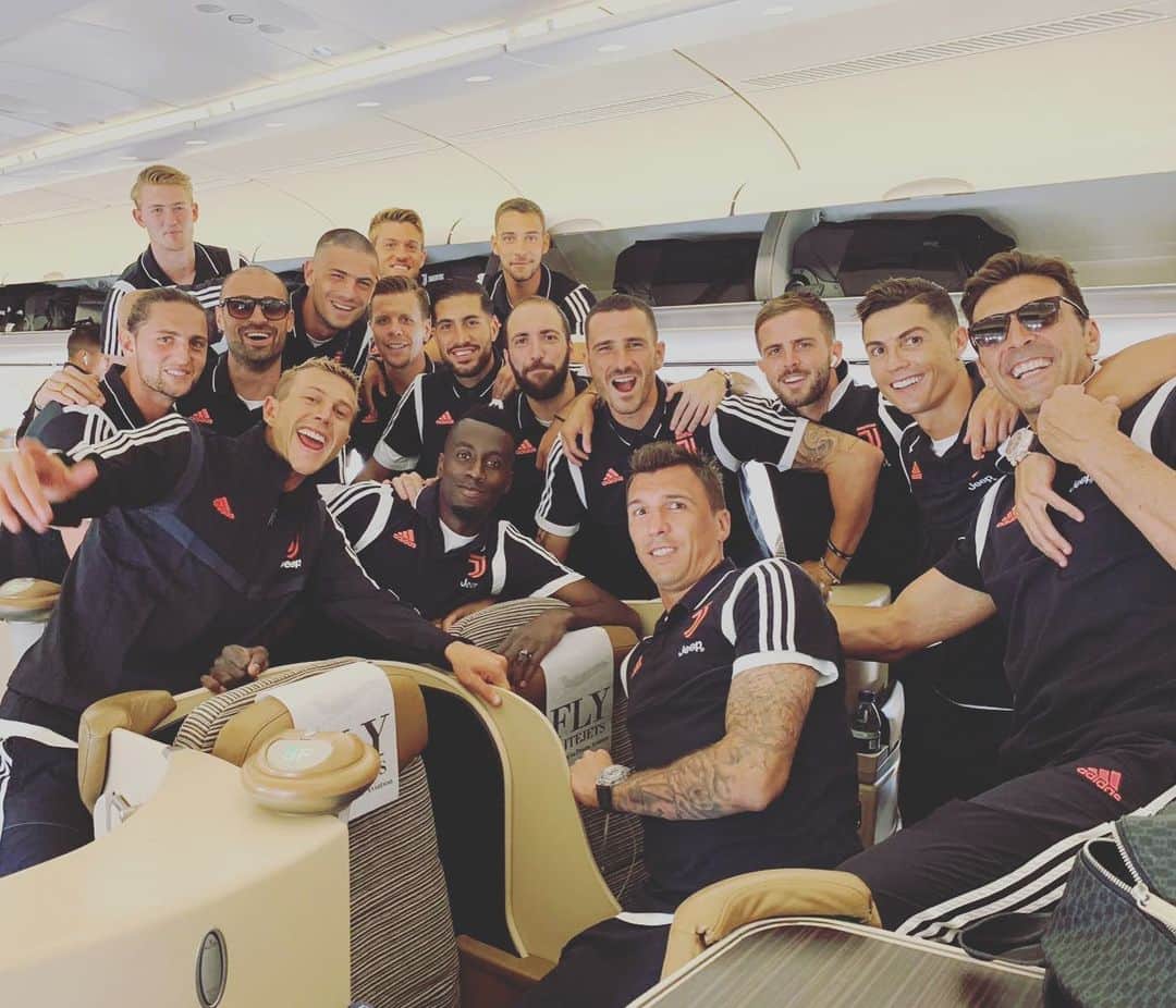 エムレ・カンのインスタグラム：「✈️ —>Singapore #EC23 #ForzaJuve #iCan #weCan」
