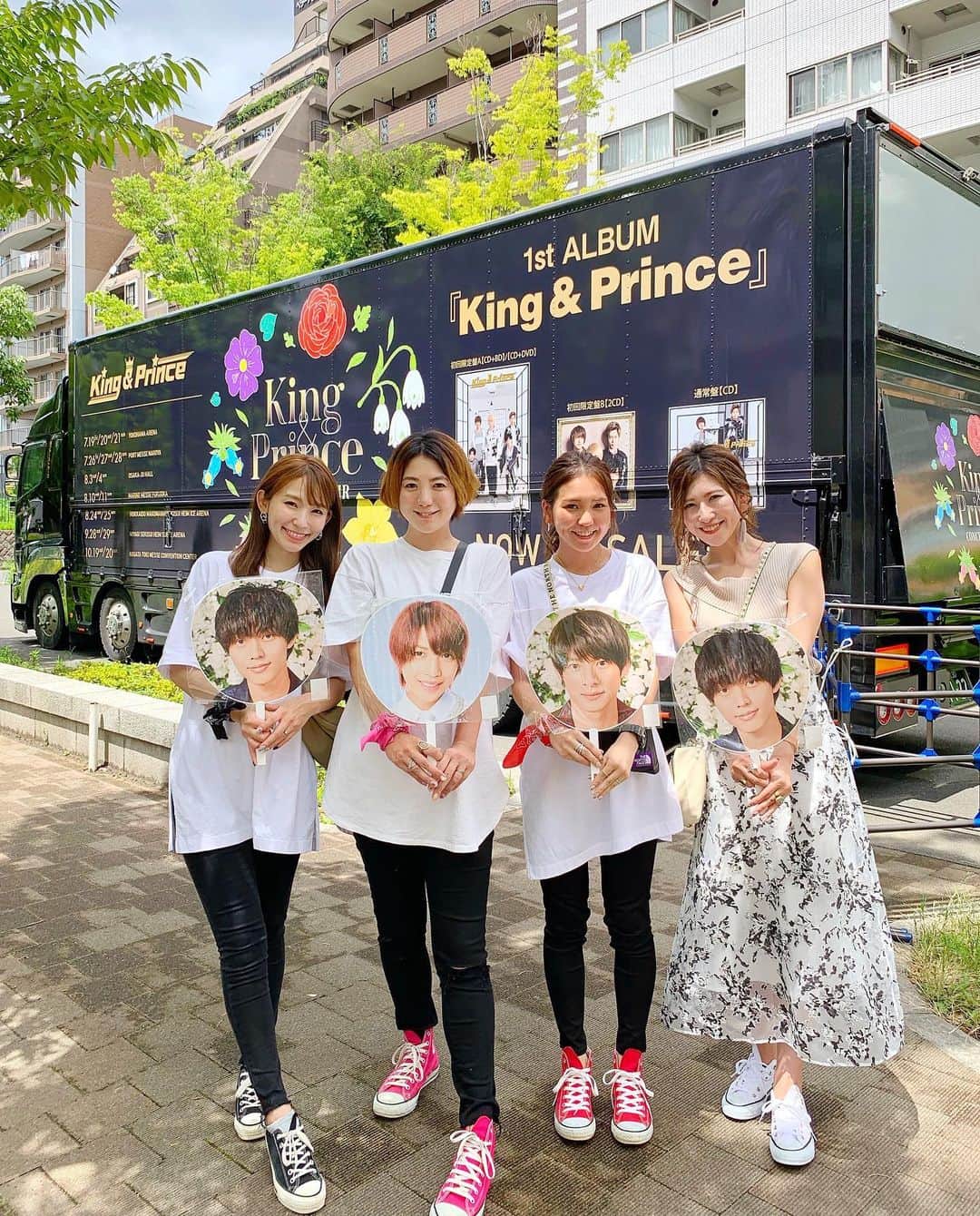 l.lily1013さんのインスタグラム写真 - (l.lily1013Instagram)「・ King&Prince Concert tour 2019. 初日参戦してきました✨✨ ・ @natsu420 @yoka1124 @shizuka.watanabe とグッズを買いに並び、後から後輩のともみと合流したよ😊 ・ ともみとは花柄リンクしました✨ 自担カラーいれつつ、廉くんの好きそうなトップスにしたよ🖤 ・ ライブは外周が近過ぎてほんとに同行で譲っていただいた方に感謝😭🖤 本人たちまで2.5mくらいかな？ バックステージも近かった👑 ・ しかも紫耀くんが気づいてグァッチしてくれました😭 廉くんとは目があった🖤(と思ってます笑) 岸くんFunk it up の最後のバーンしてくれたし最高でした😭 夢のような時間であっというま✨ ・ 同行した方々もすごく優しくて、関係ない隣の子たちも優しくて✨ ・ あーもっと書きたいけどこのくらいにしておきますね🖤 また彼らに会えますように✨ ・ ・ tops &skirt @fray_id  #シミラールック#リンクコーデ #キンプリ#kingandprince#モノトーンコーデ#カジュアルコーデ#シンプルコーデ#ライブコーデ #キンプリツアー #キンプリツアー2019#大人ティアラ#漆黒ティアラ #お揃いコーデ#夏コーデ#カジュアルコーデ#大人カジュアル #きれいめカジュアル #ママコーデ#きれいめコーデ #今日のコーデ #着回しコーデ#30代コーデ  #ootd#outfit#fashion#プチプラコーデ #リゾートコーデ#シンプルコーデ#locari#mineby3mootd#コンバース#コンバース女子」7月19日 22時13分 - l.lily1013