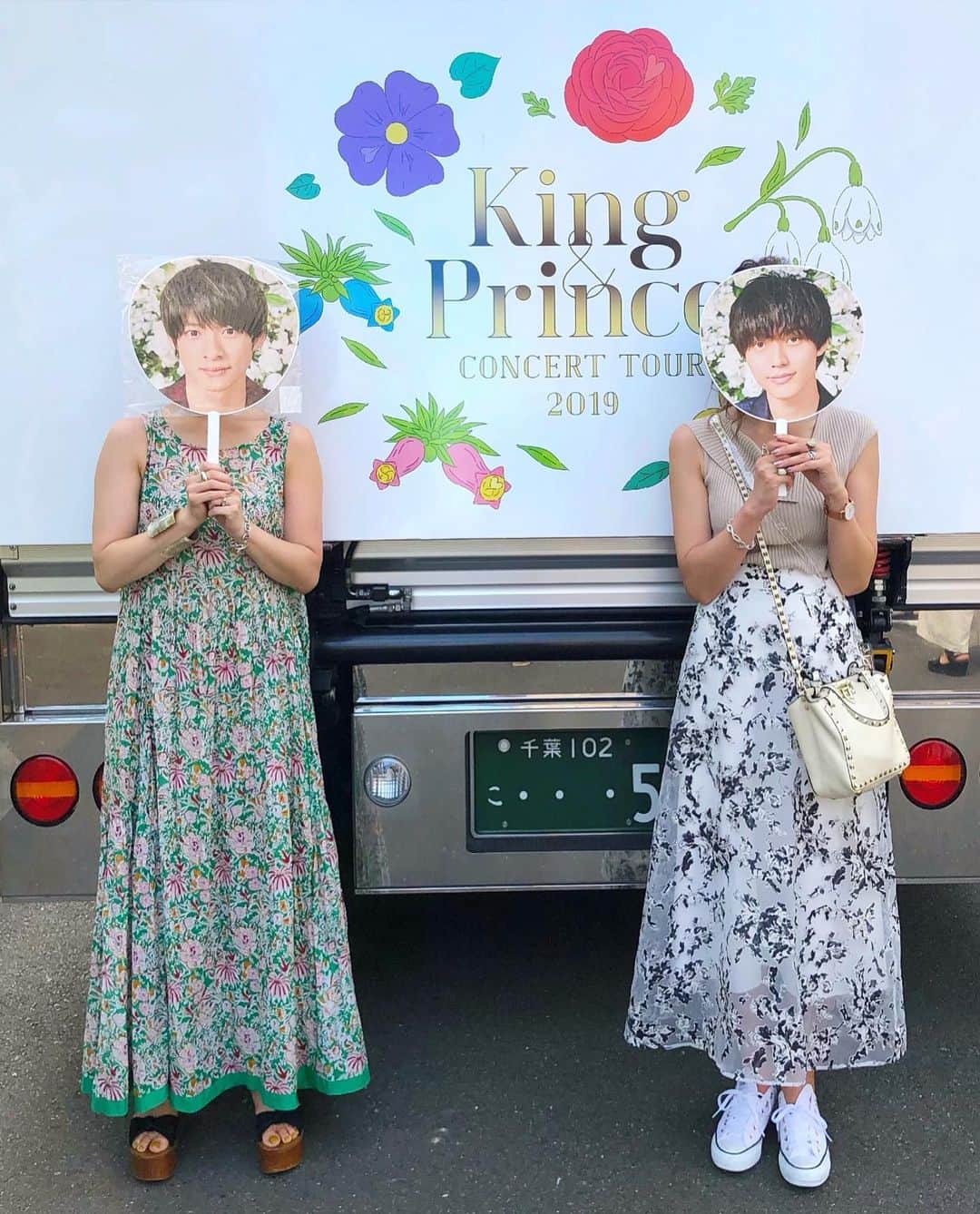 l.lily1013さんのインスタグラム写真 - (l.lily1013Instagram)「・ King&Prince Concert tour 2019. 初日参戦してきました✨✨ ・ @natsu420 @yoka1124 @shizuka.watanabe とグッズを買いに並び、後から後輩のともみと合流したよ😊 ・ ともみとは花柄リンクしました✨ 自担カラーいれつつ、廉くんの好きそうなトップスにしたよ🖤 ・ ライブは外周が近過ぎてほんとに同行で譲っていただいた方に感謝😭🖤 本人たちまで2.5mくらいかな？ バックステージも近かった👑 ・ しかも紫耀くんが気づいてグァッチしてくれました😭 廉くんとは目があった🖤(と思ってます笑) 岸くんFunk it up の最後のバーンしてくれたし最高でした😭 夢のような時間であっというま✨ ・ 同行した方々もすごく優しくて、関係ない隣の子たちも優しくて✨ ・ あーもっと書きたいけどこのくらいにしておきますね🖤 また彼らに会えますように✨ ・ ・ tops &skirt @fray_id  #シミラールック#リンクコーデ #キンプリ#kingandprince#モノトーンコーデ#カジュアルコーデ#シンプルコーデ#ライブコーデ #キンプリツアー #キンプリツアー2019#大人ティアラ#漆黒ティアラ #お揃いコーデ#夏コーデ#カジュアルコーデ#大人カジュアル #きれいめカジュアル #ママコーデ#きれいめコーデ #今日のコーデ #着回しコーデ#30代コーデ  #ootd#outfit#fashion#プチプラコーデ #リゾートコーデ#シンプルコーデ#locari#mineby3mootd#コンバース#コンバース女子」7月19日 22時13分 - l.lily1013
