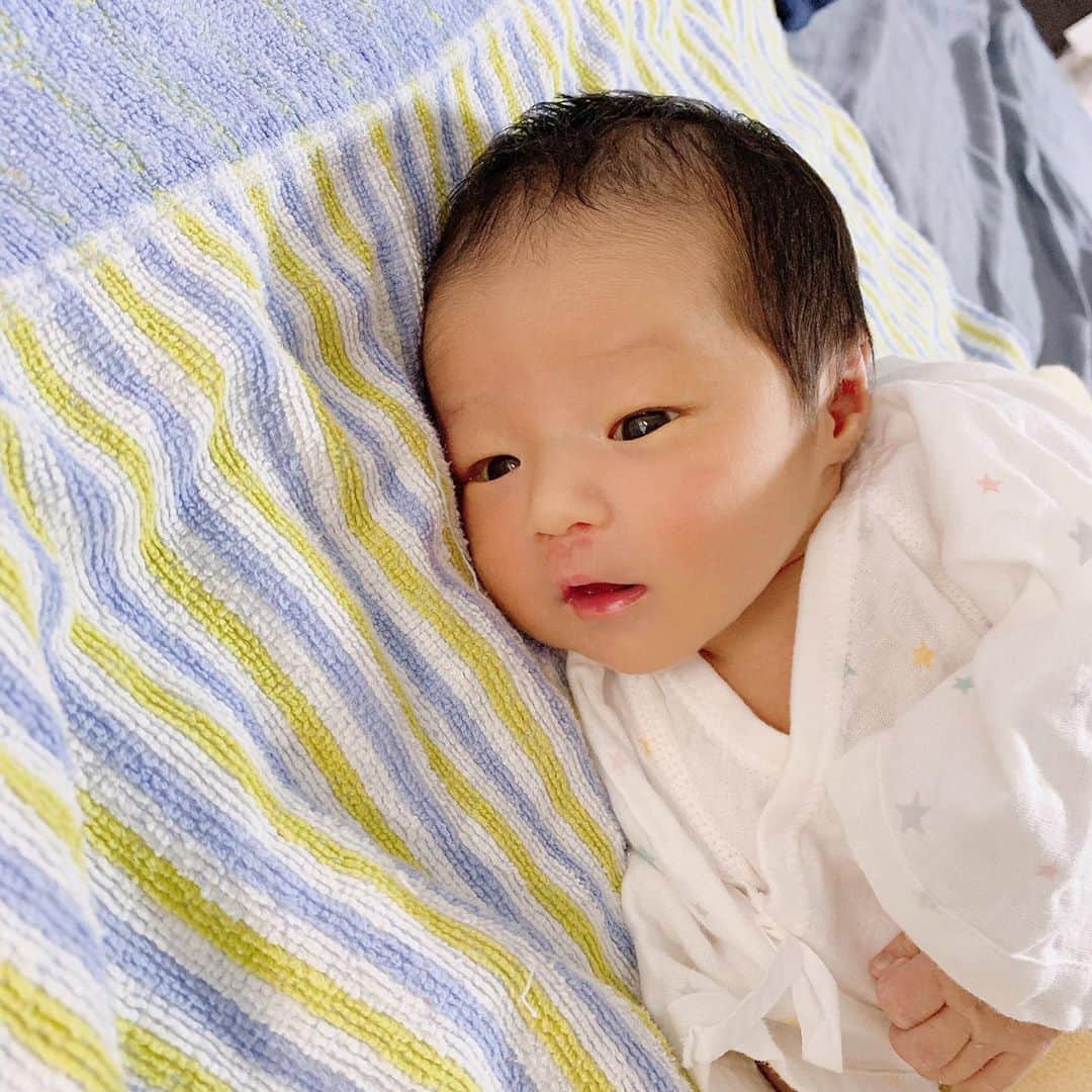 しほの涼のインスタグラム：「生後10日経ちました👶💕 初めての事だらけで、手一杯であっという間の10日でした。 おっぱい、オムツ替え、寝かしつけ、ぐずり、沐浴💦💦 寝不足で何だかよくわからない毎日です😂 今だけの新生児期 見過ごさないようにしなくちゃ😌😌 #令和ベビー #令和ベイビー #女の子赤ちゃん #女の子ベビー #女の子ママ #babygirl #新生児 #生後10日 #赤ちゃん #赤ちゃんのいる生活 #赤ちゃん写真 #乳児 #ぐずり #母乳 #母乳育児 #母乳育児奮闘中」