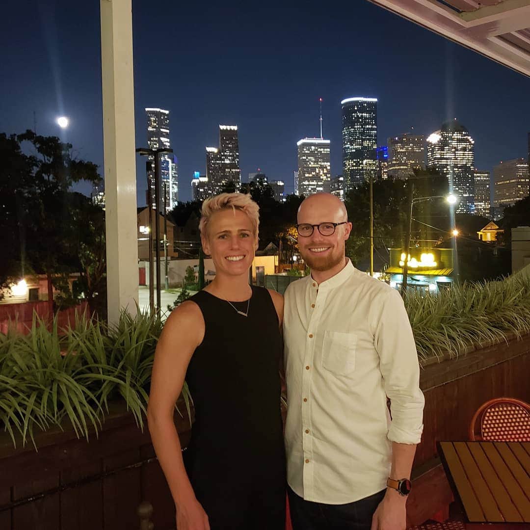ソフィー・シュミットのインスタグラム：「Date night. 💕 Getting in that quality time before we both ✈️ off on our different adventures. ⚽🏃‍♀️ and 🎭🎶 . . . . Shout out to Be&B Butchers Restaurant for the amazing recommendations. The food was soooooo good! #wifeyforlifey #distance #love #datenight」