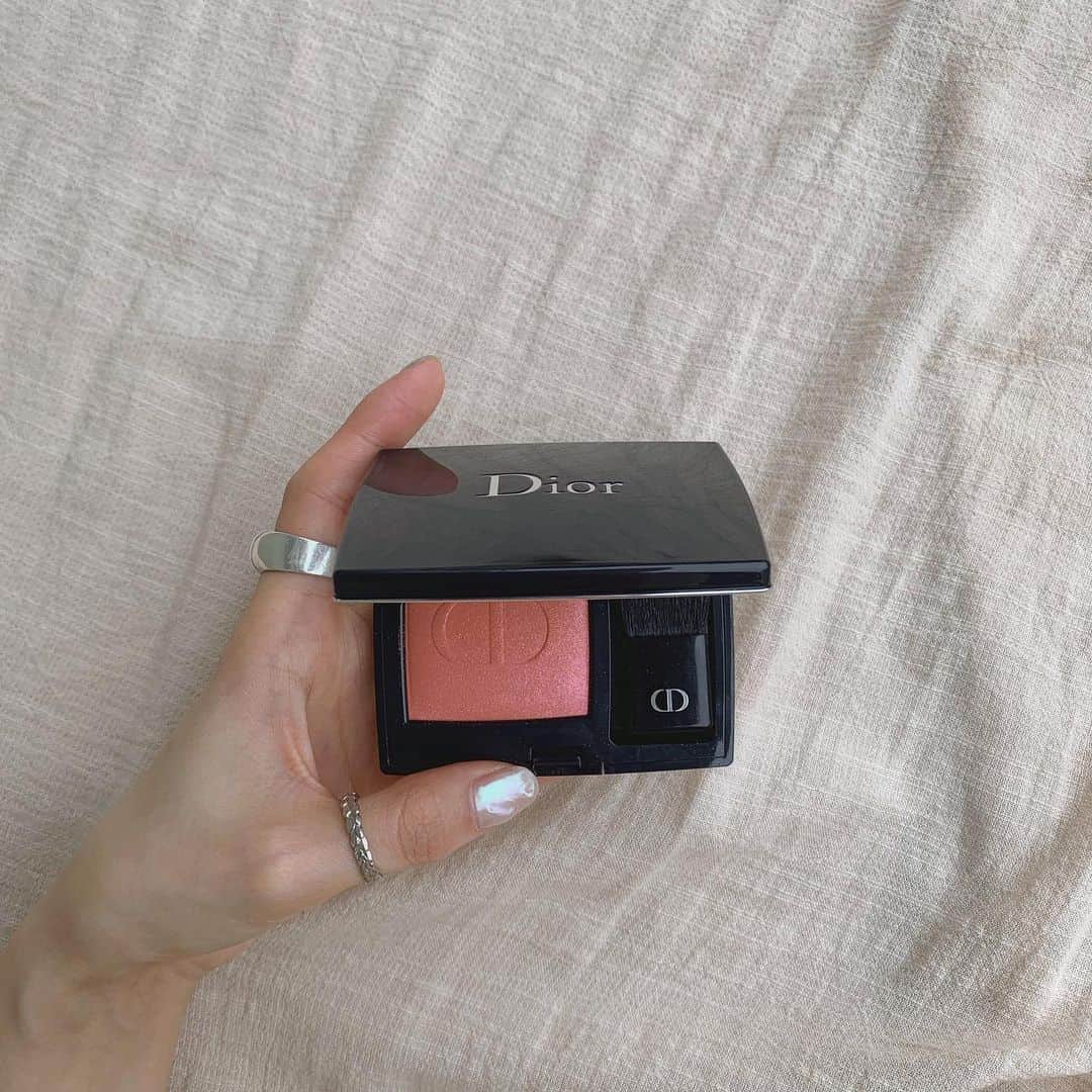 のインスタグラム：「_ 偏光パールと多色ラメのなんとも言えない煌めきが すごいスキなDiorのROUGE BLUSH。 新色が発売されました ☑︎365 NEW WORLD  コーラルピンクが程よい色づきで、 ノーチーク派の人にもおススメです。やっぱこれよね。  @diorbeautylovers #ルージュブラッシュ #giftedbyDior #ディオールコスメ #ディオールチーク #チーク #コスメレポ#新作コスメ」