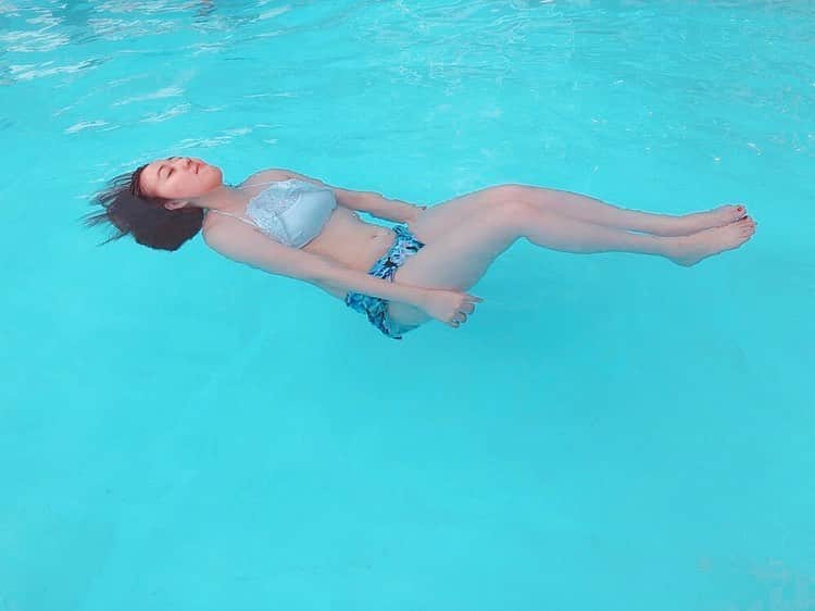 本山なみさんのインスタグラム写真 - (本山なみInstagram)「こちらを水中ヨガというらしい #水中ヨガしてはる #初めて  #水中ヨガ #ヨガ #yoga #pool #水着で温泉」7月19日 22時31分 - namiii0922