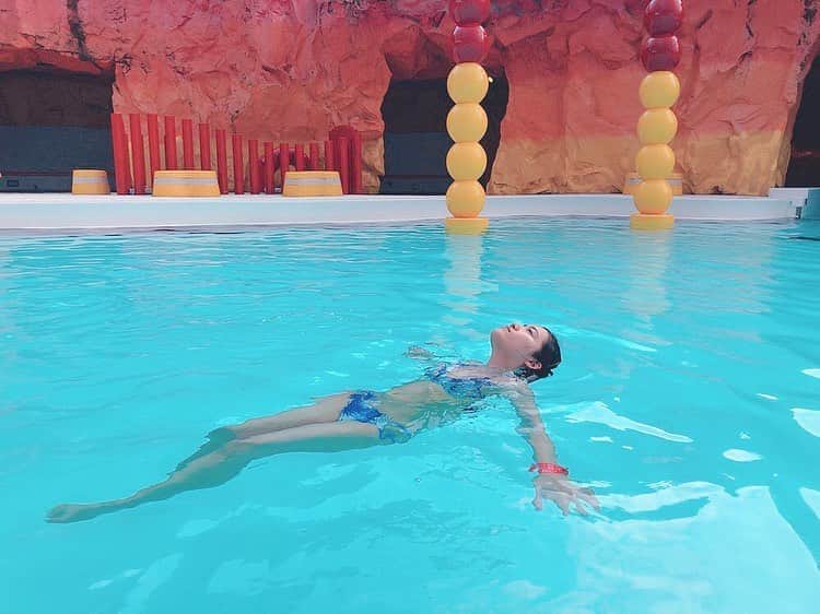 本山なみさんのインスタグラム写真 - (本山なみInstagram)「こちらを水中ヨガというらしい #水中ヨガしてはる #初めて  #水中ヨガ #ヨガ #yoga #pool #水着で温泉」7月19日 22時31分 - namiii0922