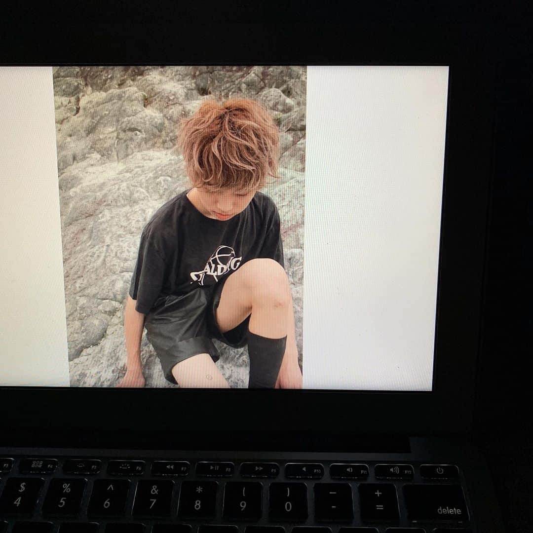 藤田日和のインスタグラム：「. 大阪店に新しいスタッフが仲間入りしました！ 高校1年生16歳のかいせいです👶🏻 @fiction_for16 . . かいせいと初めて出会ったのは彼がまだ 中学生の頃、「なんだこの可愛い子は」 と衝撃を受けたのを覚えています。 . 皆さまどうぞ宜しくお願い致します！ . そして今回のセレクトも可愛く仕上がって おりますので除いてみて下さい👶🏻 @santonibunoichi .」