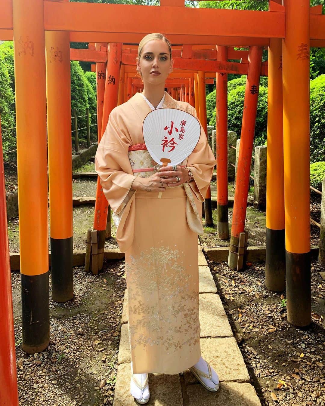 キアラ・フェラーニさんのインスタグラム写真 - (キアラ・フェラーニInstagram)「Got dressed in a traditional kimono today 👘  E come mi e’stato scritto nei commenti, sul ventaglio c’e’ scritto “Imprenditrice digitale” 🤣」7月19日 22時30分 - chiaraferragni